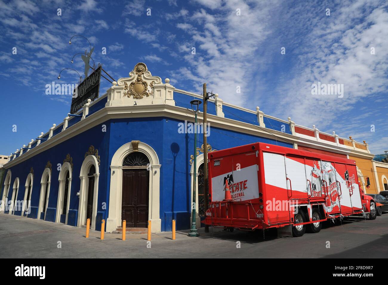 Ein Lieferwagen der Cuatemoc Moctezuma oder Tecate Brauerei verkauft Dosen und Kartons Bier in einem blauen Gebäude namens Cerveceria la Barra Hidalgo im historischen Zentrum von Hermosillo, Sonora, Mexiko.... (Foto von Luis Gutierrez / NortePhoto) UN camion repartidor de la cerveceria Cuatemoc Moctezuma o tecate expende latas y cartones de cerveza en un edificio azul llamado cerveceria la Barra hidalgo en el Centro historico de Hermosillo, Sonora, Mexiko. Stockfoto
