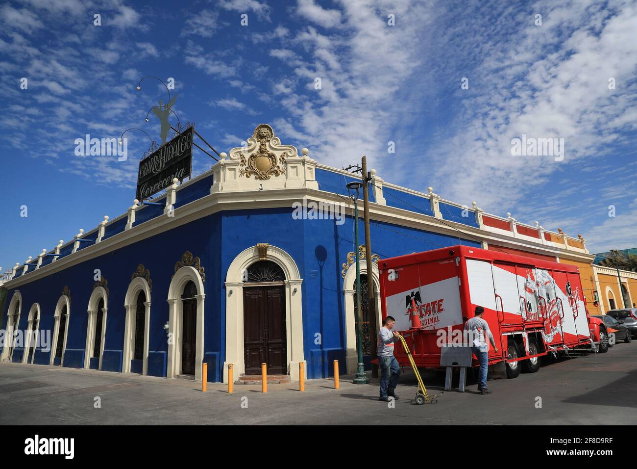 Ein Lieferwagen der Cuatemoc Moctezuma oder Tecate Brauerei verkauft Dosen und Kartons Bier in einem blauen Gebäude namens Cerveceria la Barra Hidalgo im historischen Zentrum von Hermosillo, Sonora, Mexiko.... (Foto von Luis Gutierrez / NortePhoto) UN camion repartidor de la cerveceria Cuatemoc Moctezuma o tecate expende latas y cartones de cerveza en un edificio azul llamado cerveceria la Barra hidalgo en el Centro historico de Hermosillo, Sonora, Mexiko. Stockfoto