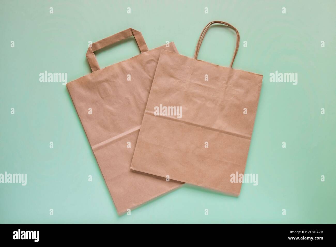 Einkaufstasche Aus Recyceltem Braunem Papier Mit Griff, Isoliert Auf Grünem  Hintergrund, Flach Liegend, Mockup. Zwei Gefaltete Leere Papiertüten.  Nahaufnahme. Selektiver Fokus Stockfotografie - Alamy