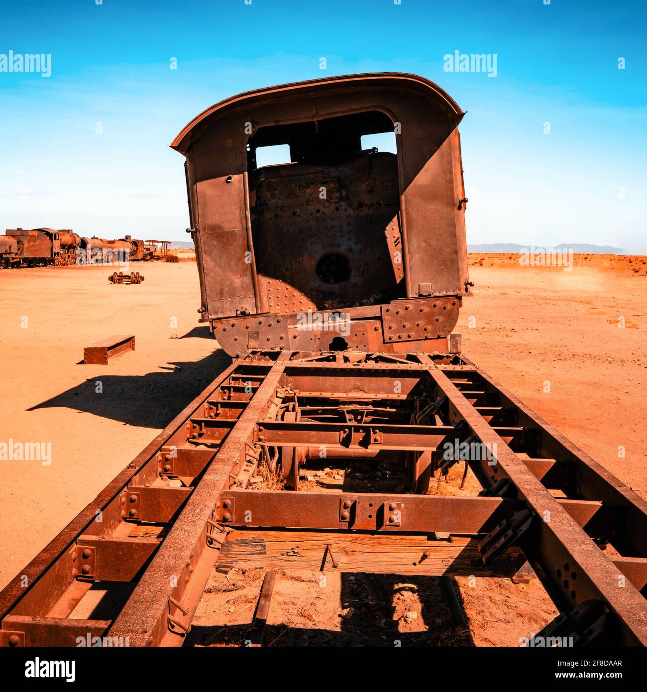 Alte rostige Dampfeisenbahn in der Nähe von Uyuni in Bolivien. Friedhofskräbnisbahnen Stockfoto