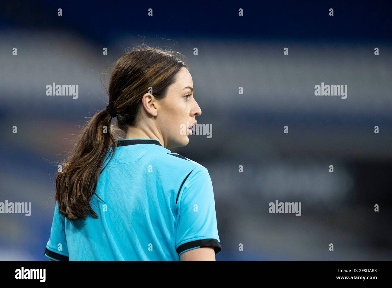 Cardiff, Wales, Großbritannien. April 2021. Assistenzschiedsrichterin Emily Carney während des Freundschaftsspiel zwischen den Wales Women und den Denmark Women im Cardiff City Stadium. Kredit: Mark Hawkins/Alamy Live Nachrichten Stockfoto