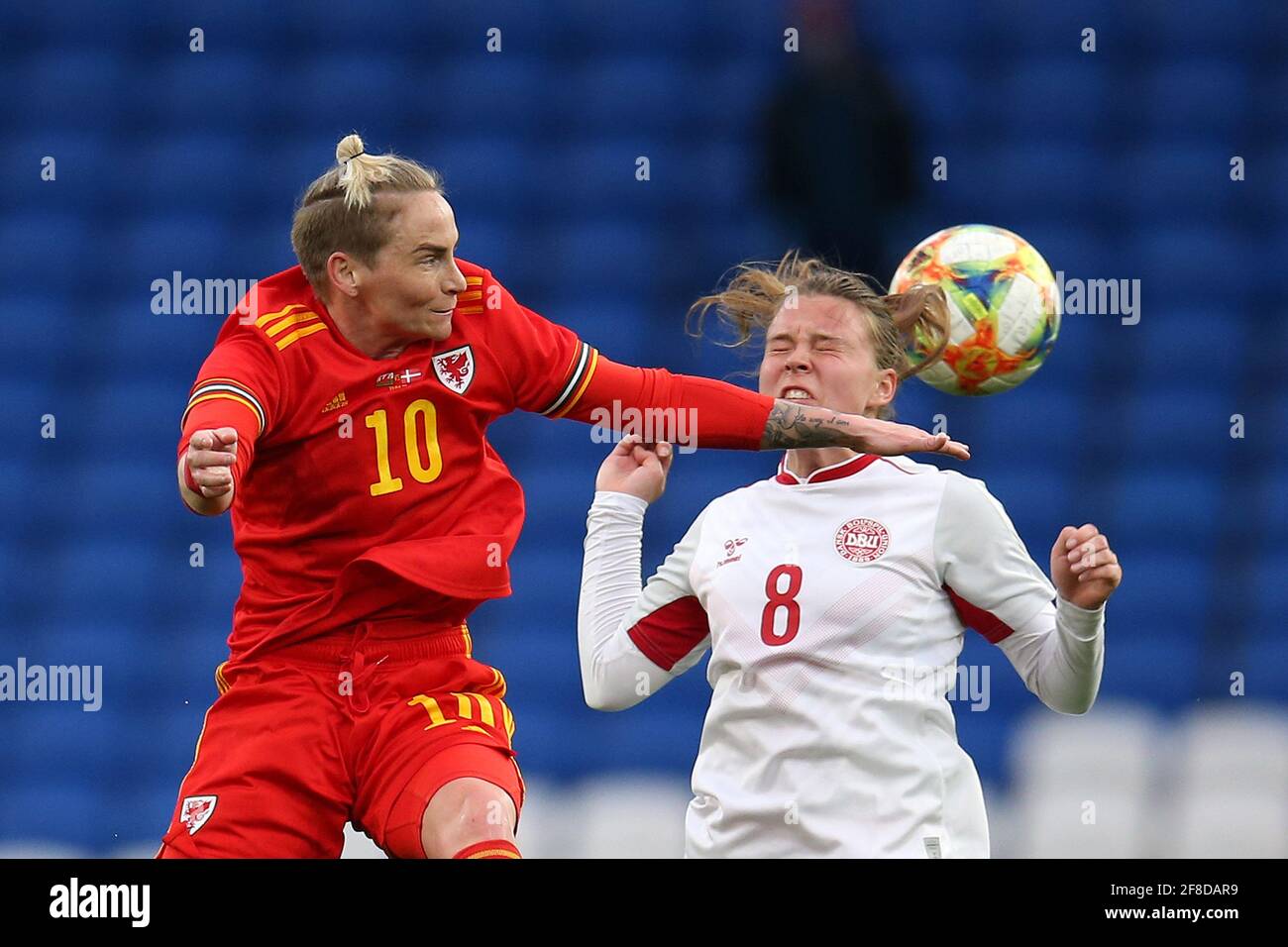 Cardiff, Großbritannien. April 2021. Jess Fishlock of Wales Women (l) springt mit Emma Snerle von den dänischen Frauen um den Ball. Frauen aus Wales gegen Dänemark, internationales Fußballfreundschaftsspiel im Cardiff City Stadium in Cardiff am Dienstag, den 13. April 2021. Redaktionelle Verwendung, Bild von Andrew Orchard/Andrew Orchard Sports Photography/Alamy Live News Credit: Andrew Orchard Sports Photography/Alamy Live News Stockfoto