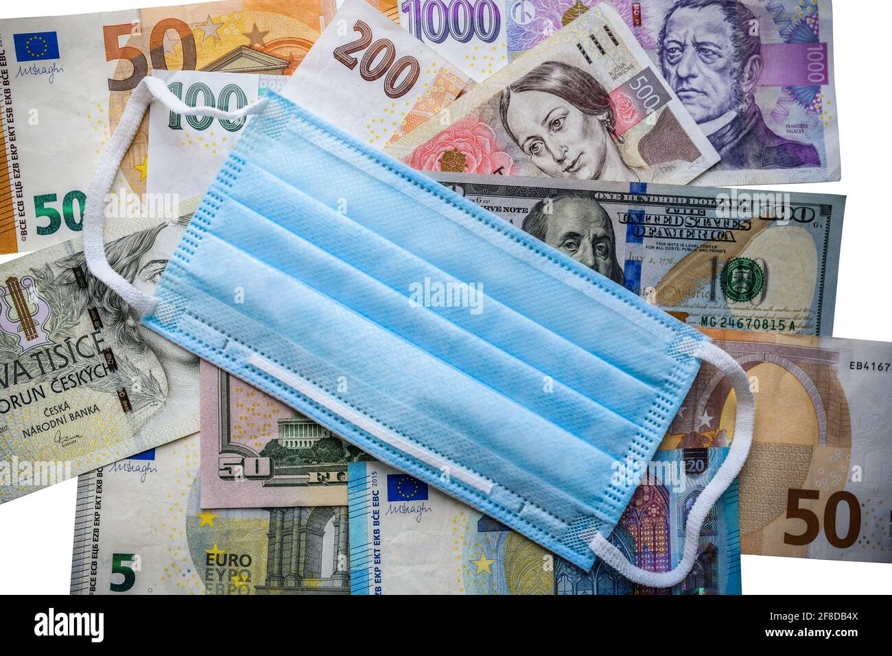 Verschiedene Banknoten Geld auf dem Tisch mit Schutzmedizin chirurgische Maske über Pandemie und epidemischen Einfluss auf die Wirtschaft und Rezessionskonzept Stockfoto