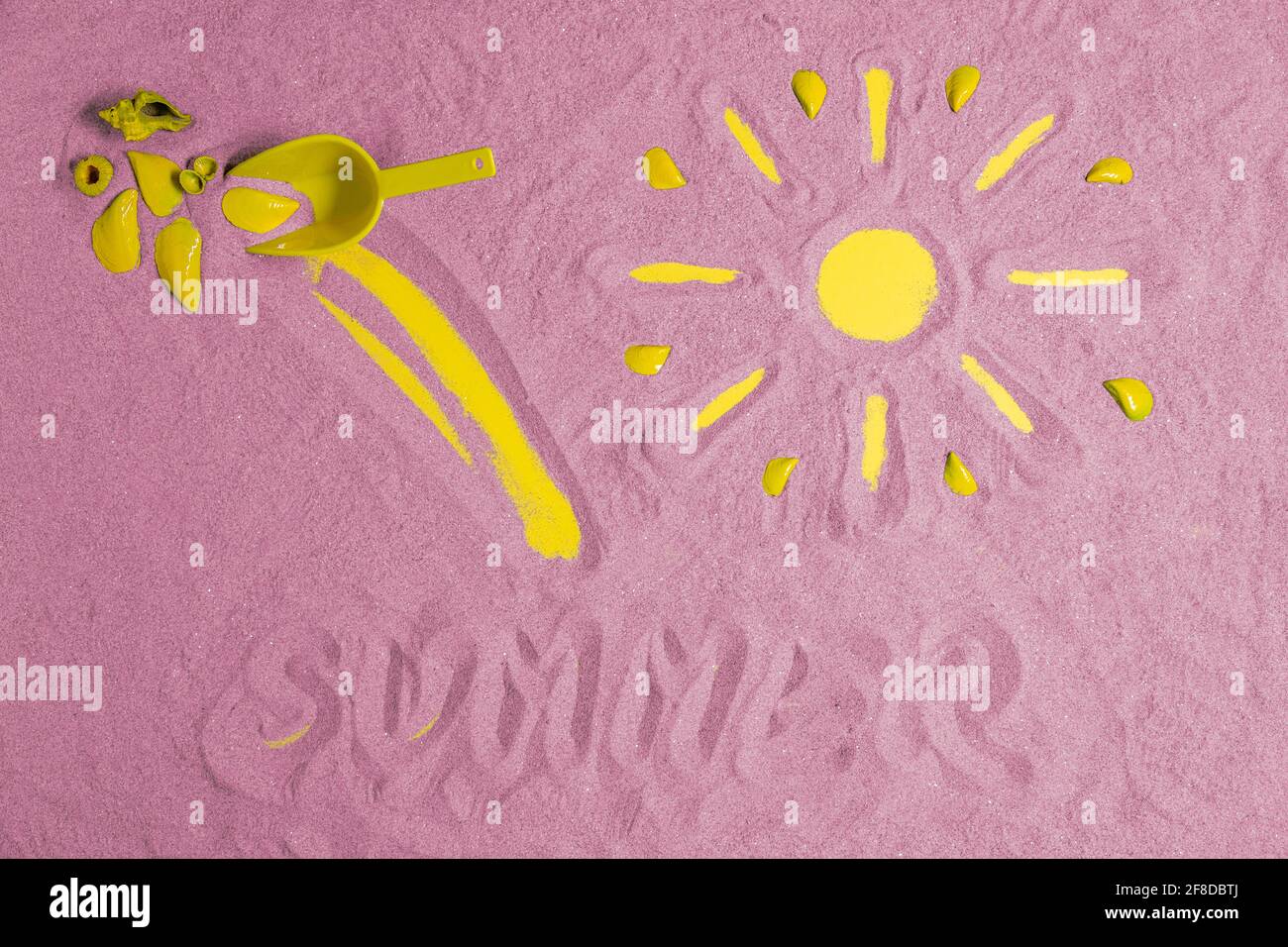SOMMER, SPATEL, MUSCHELN UND SONNE AUF DEM ROSA SAND Stockfoto