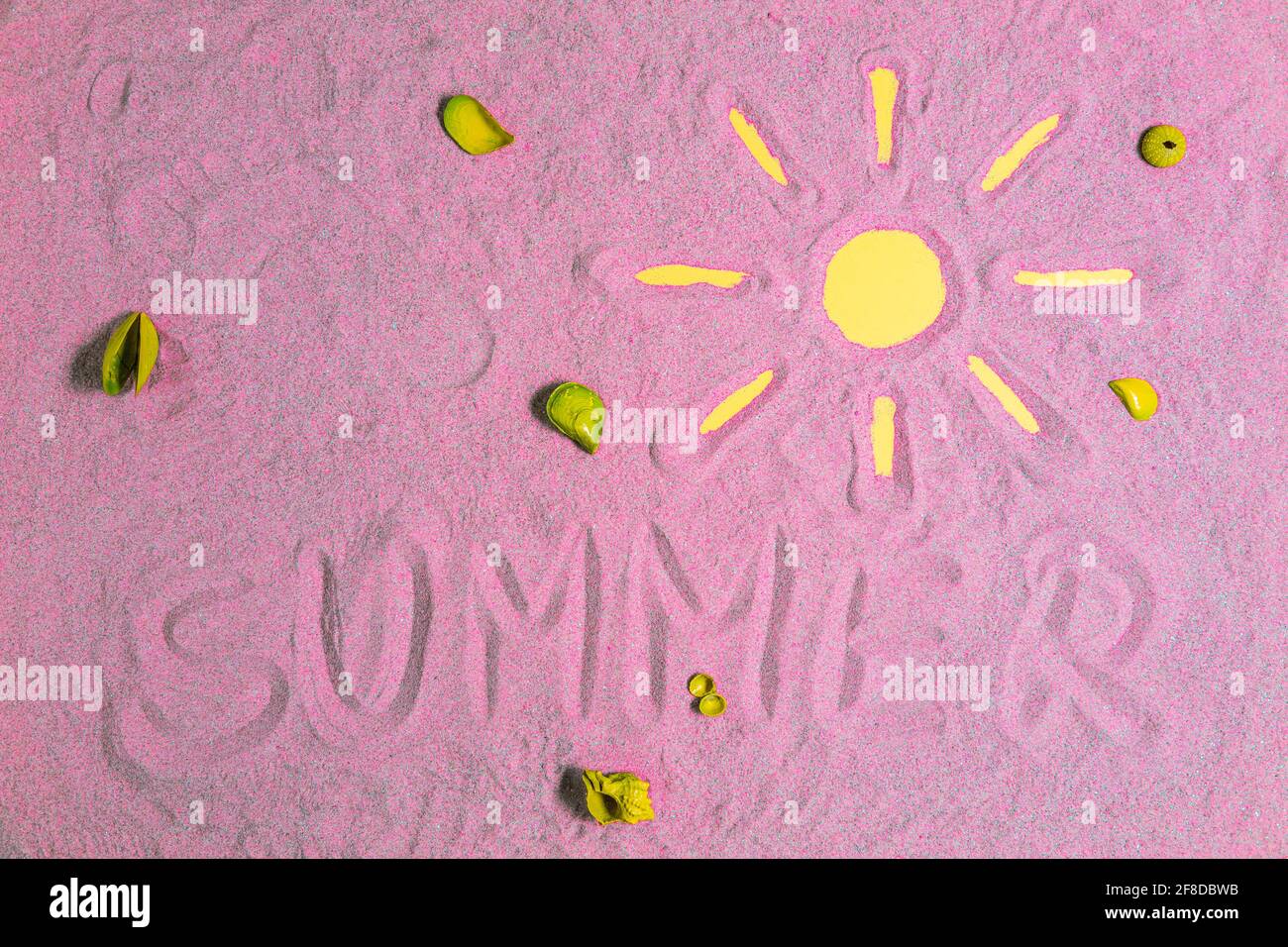 SOMMER, SONNE, MUSCHELN AUF ROSA SAND Stockfoto