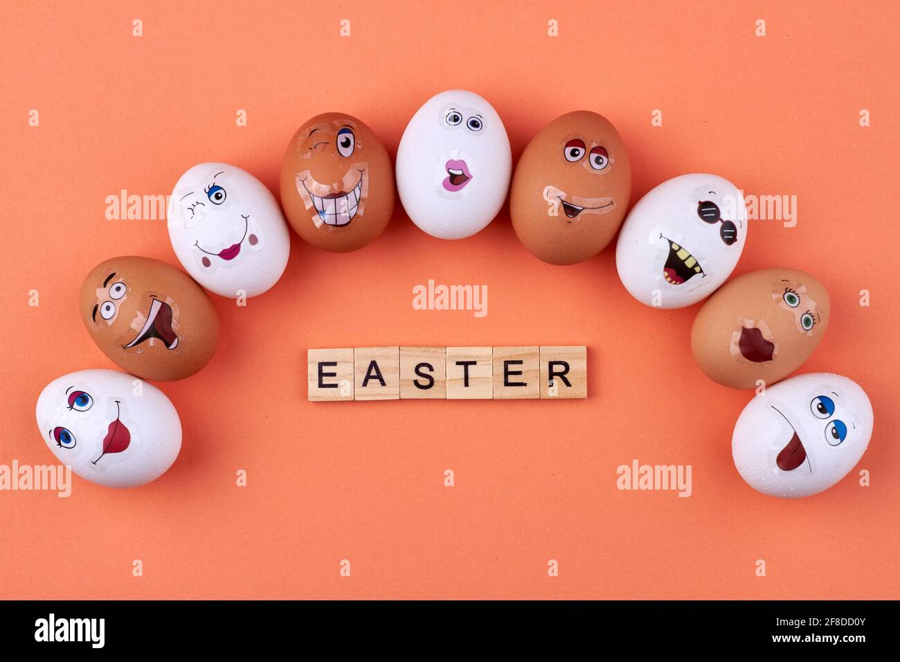 Weiße und braune Eier mit Smiley-Gesichtern. Stockfoto