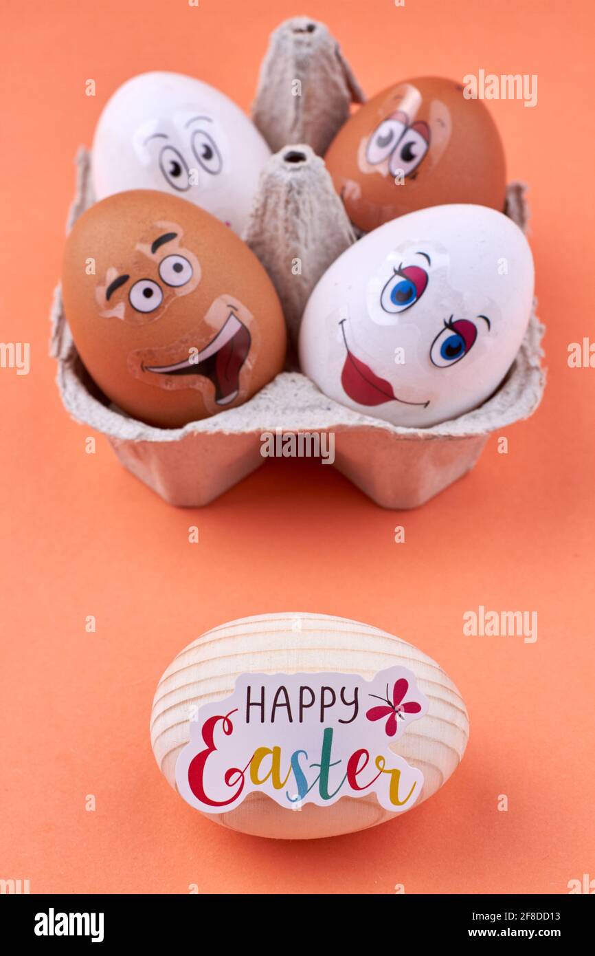 Eier mit fröhlichen Smiley-Gesichtern. Stockfoto