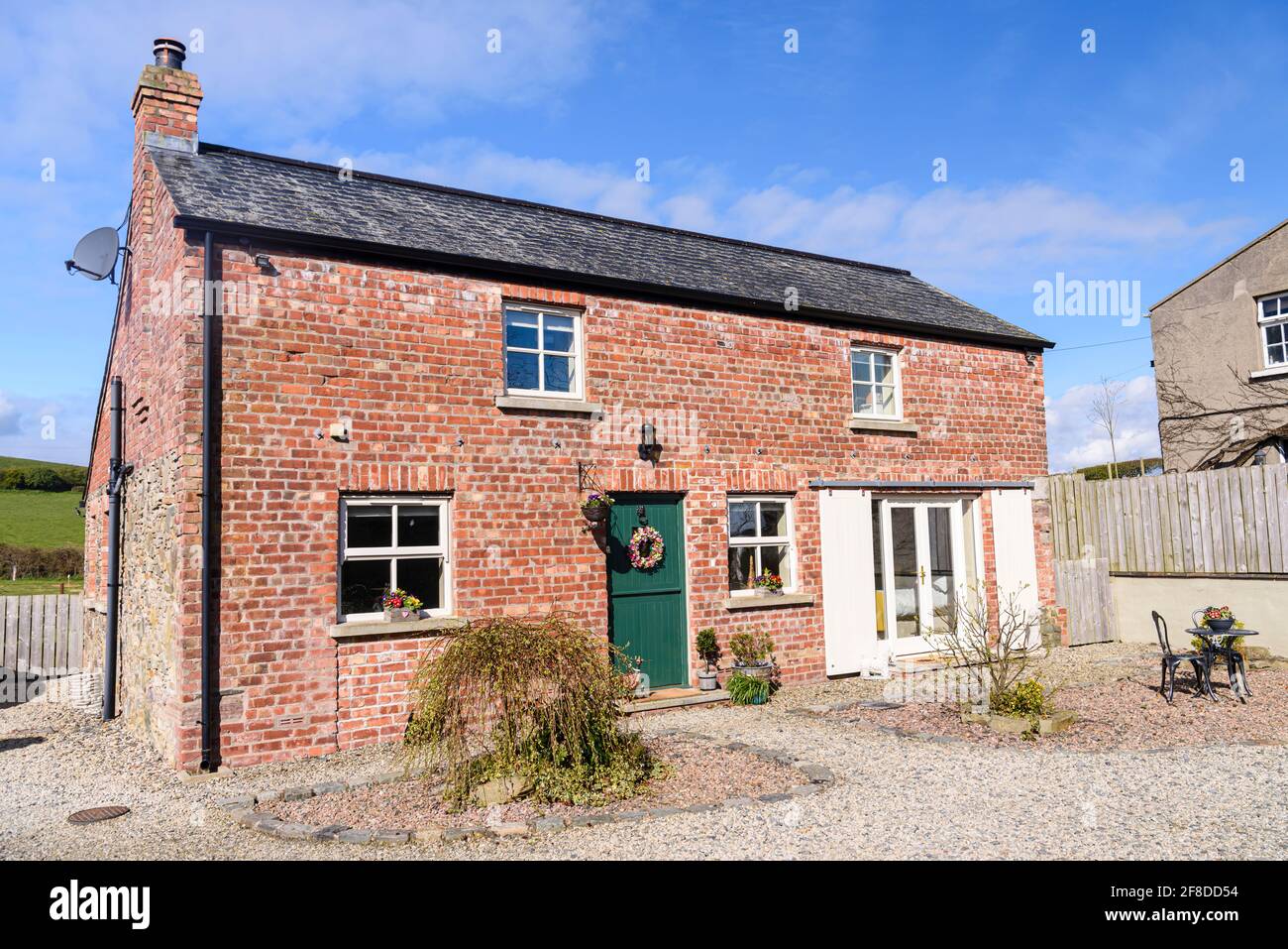 Ziemlich umgebautes irisches Scheunenhaus mit Stalltür und Schiebetüren. Stockfoto