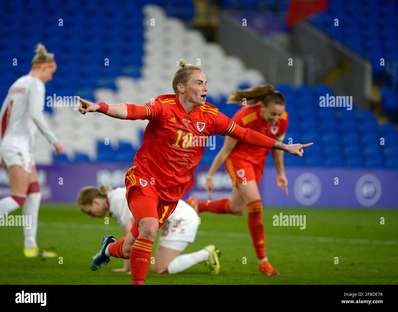 Wales moderiert Dänemark in einem UEFA-Fußballfreund im Cardiff City Stadium: Abgebildet ist Jess Fishlock von Wales, der ein Tor feiert.Denmark's Credit: Andrew Dowling/Alamy Live News Stockfoto