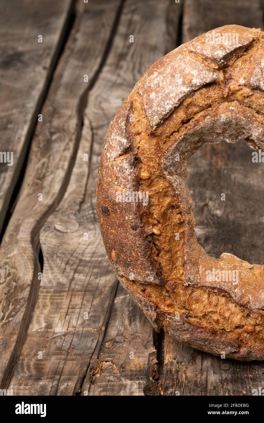 Schwarzes Brot auf einem alten Holztisch. Stockfoto