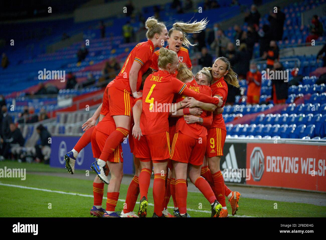 Wales moderiert Dänemark in einem UEFA-Fußballfreund im Cardiff City Stadium: Abgebildet ist Jess Fishlock von Wales, der ein Tor feiert.Denmark's Credit: Andrew Dowling/Alamy Live News Stockfoto