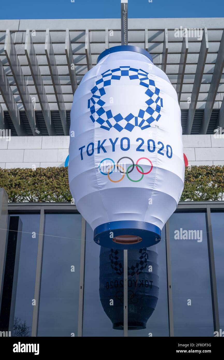 Lausanne, Schweiz - 13. November 2020: Hängende Laterne mit ' Tokyo 2020'  für die Olympischen Spiele. Redaktionell Stockfotografie - Alamy