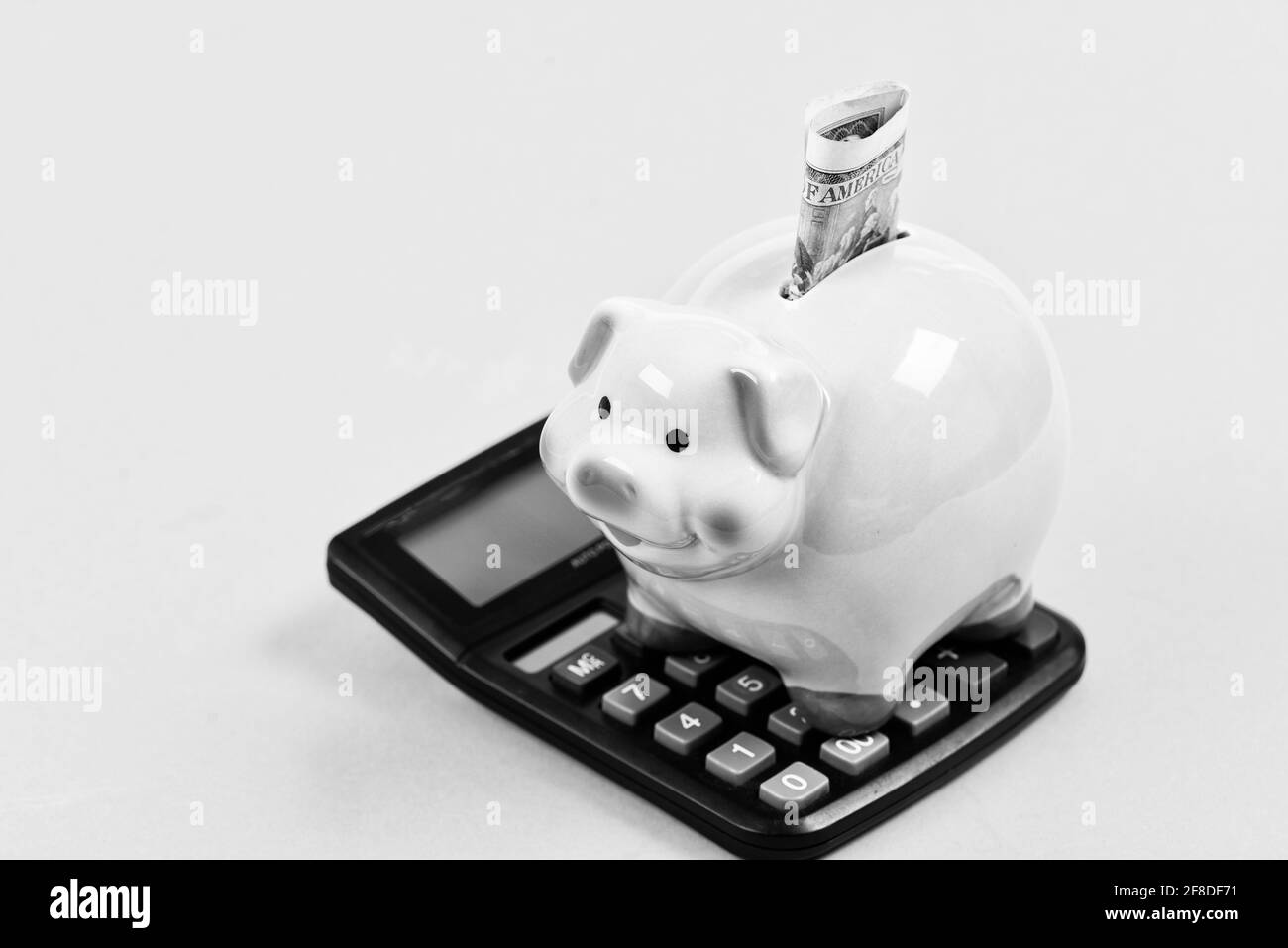Wirtschaft und Finanzen. Sparschwein rosa Schwein gestopft Dollar Banknote und Rechner. Finanzielles Wohlergehen. Sparkonto. Einsparungen. Einsparungen Stockfoto