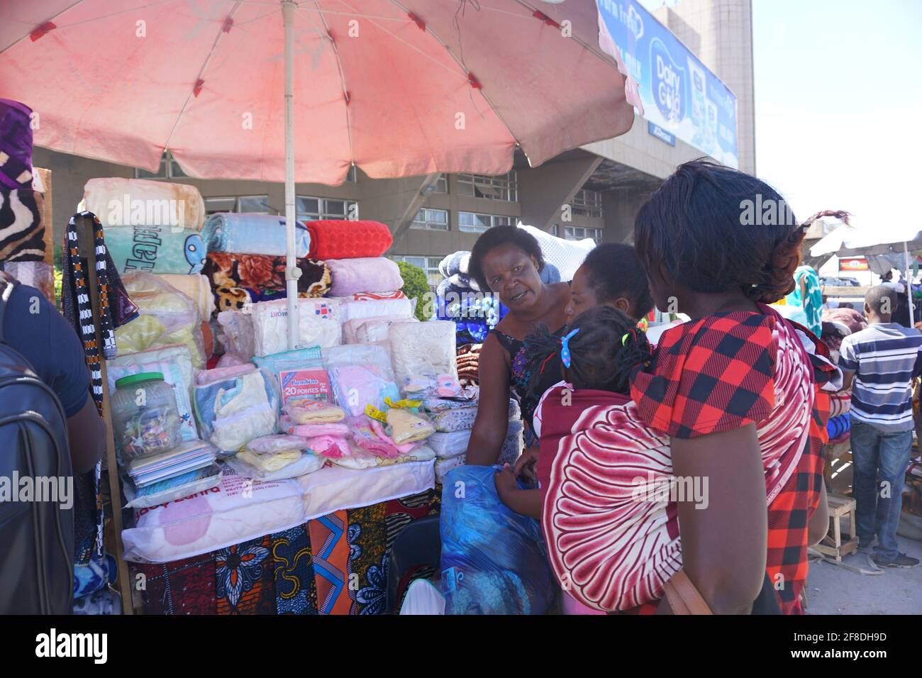 (210413) -- LUSAKA, 13. April 2021 (Xinhua) -- Rebecca Phiri (Rear), eine Handelsfirma, die sich mit Babykleidung und Bettwaren beschäftigt, arbeitet am 5. April 2021 auf einem Markt in Lusaka, Sambia. In Sambia tun bereits zahlreiche Fertigungsunternehmen ihr Bestes, um den stetig wachsenden Bedarf an Rohstoffen und Fertigprodukten, die vor der Einführung von COVID-19 aus dem Land stammen, zu decken. Die eigenen Entwicklungsbemühungen dieser Unternehmen sorgen nicht nur dafür, dass kleine Händler im Geschäft bleiben, sondern tragen in größerem Umfang auch dazu bei, die hohe Arbeitslosigkeit in der zu bekämpfen Stockfoto