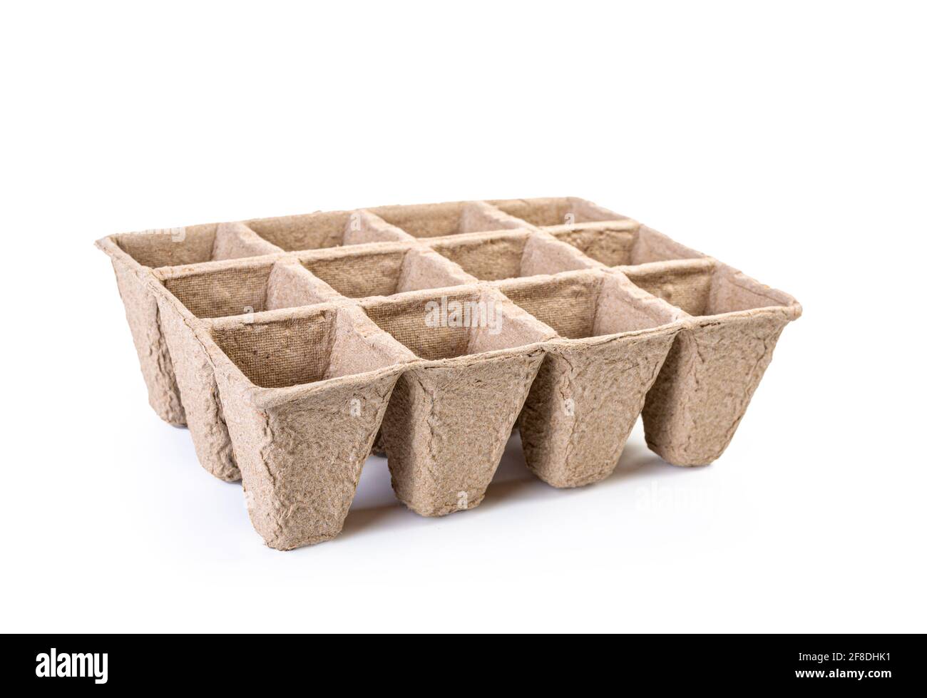 Kompostierbare Gartenarbeit, Zellpackungen aus Torffaser, isoliert auf Weiß. Stockfoto