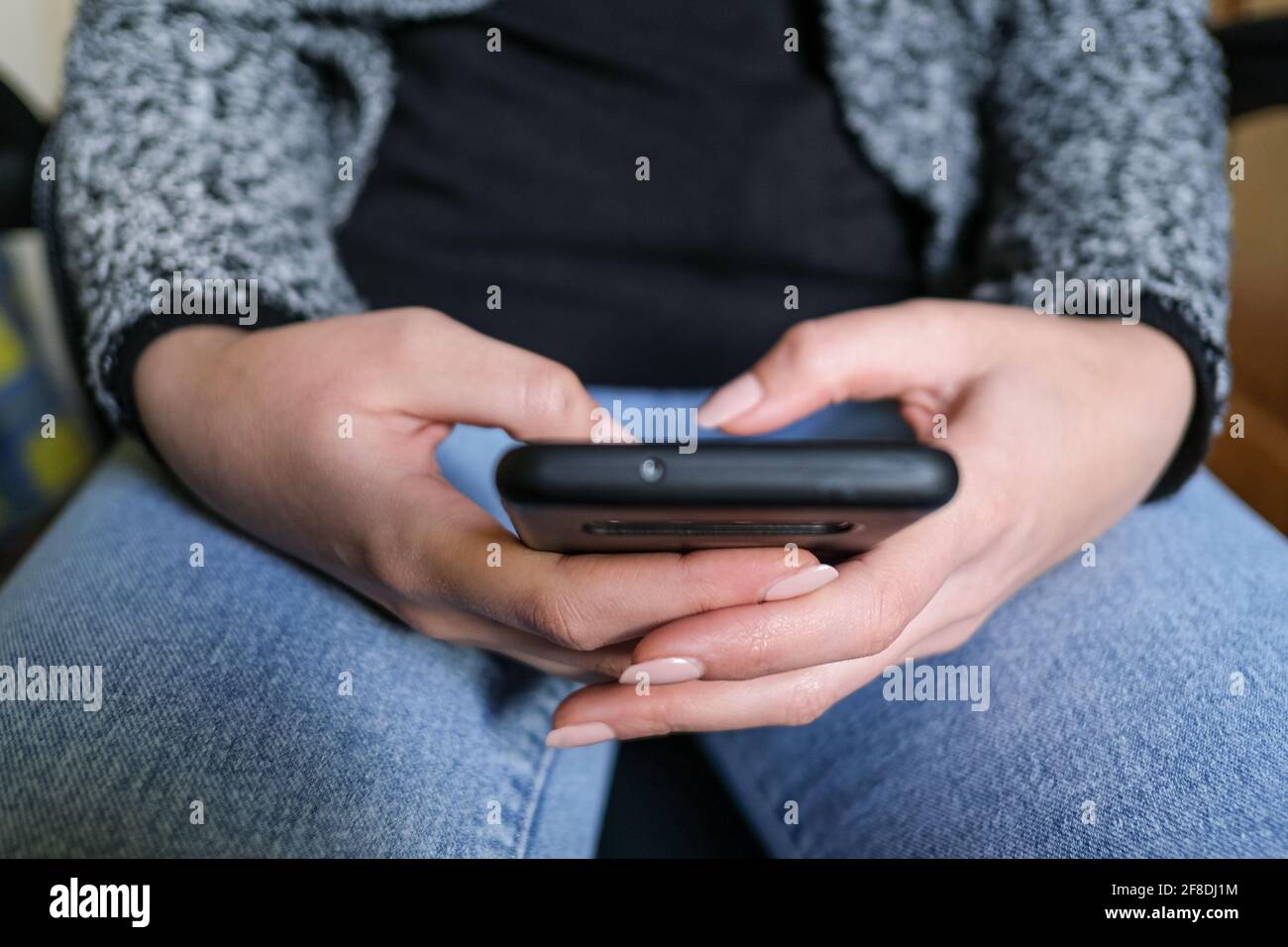Frau mit Smartphone für Messaging-Chat auf einem Smartphone, soziale Netzwerk Technikabhängigkeit Stockfoto