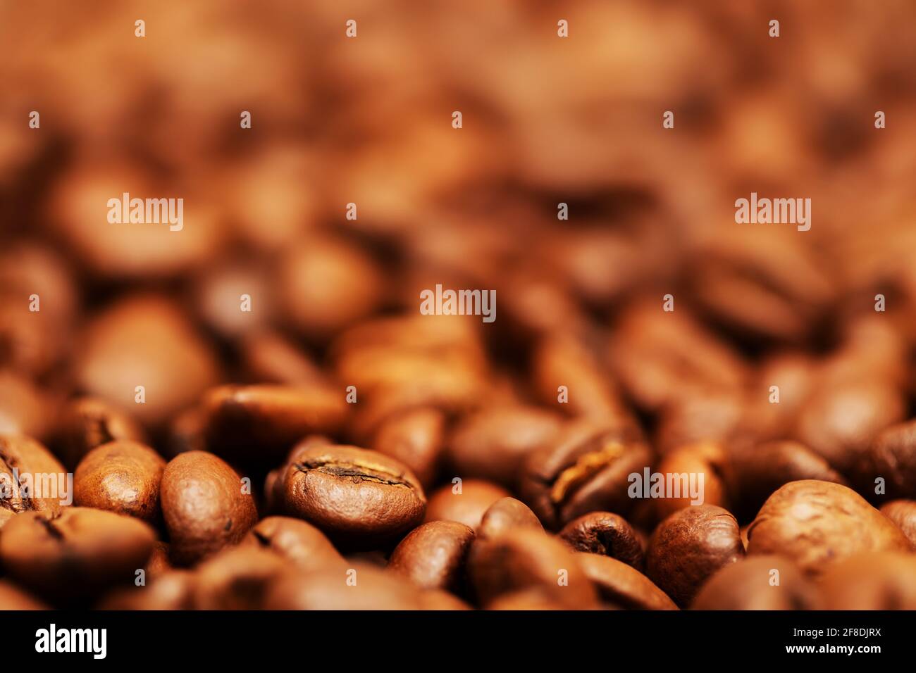 Geröstete Kaffeebohnen Hintergrund mit geringer Tiefenschärfe-Effekt Stockfoto