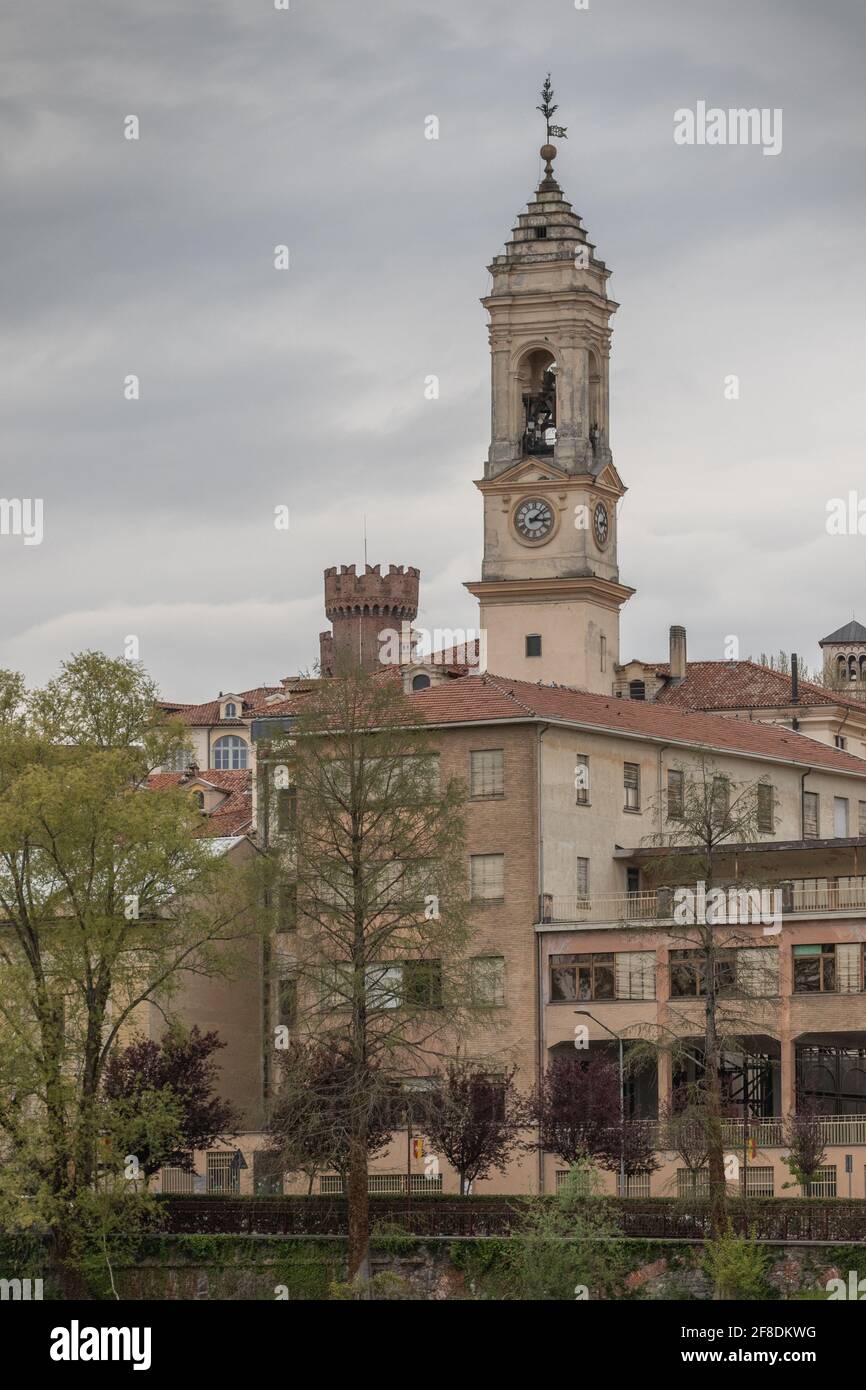 Ivrea in Piemont Piemont Canavese Region von Italien Uhrturm am Fluss und das weiße Wasser Kanu-Stadion Kajak Dora Baltea Fluss Stockfoto