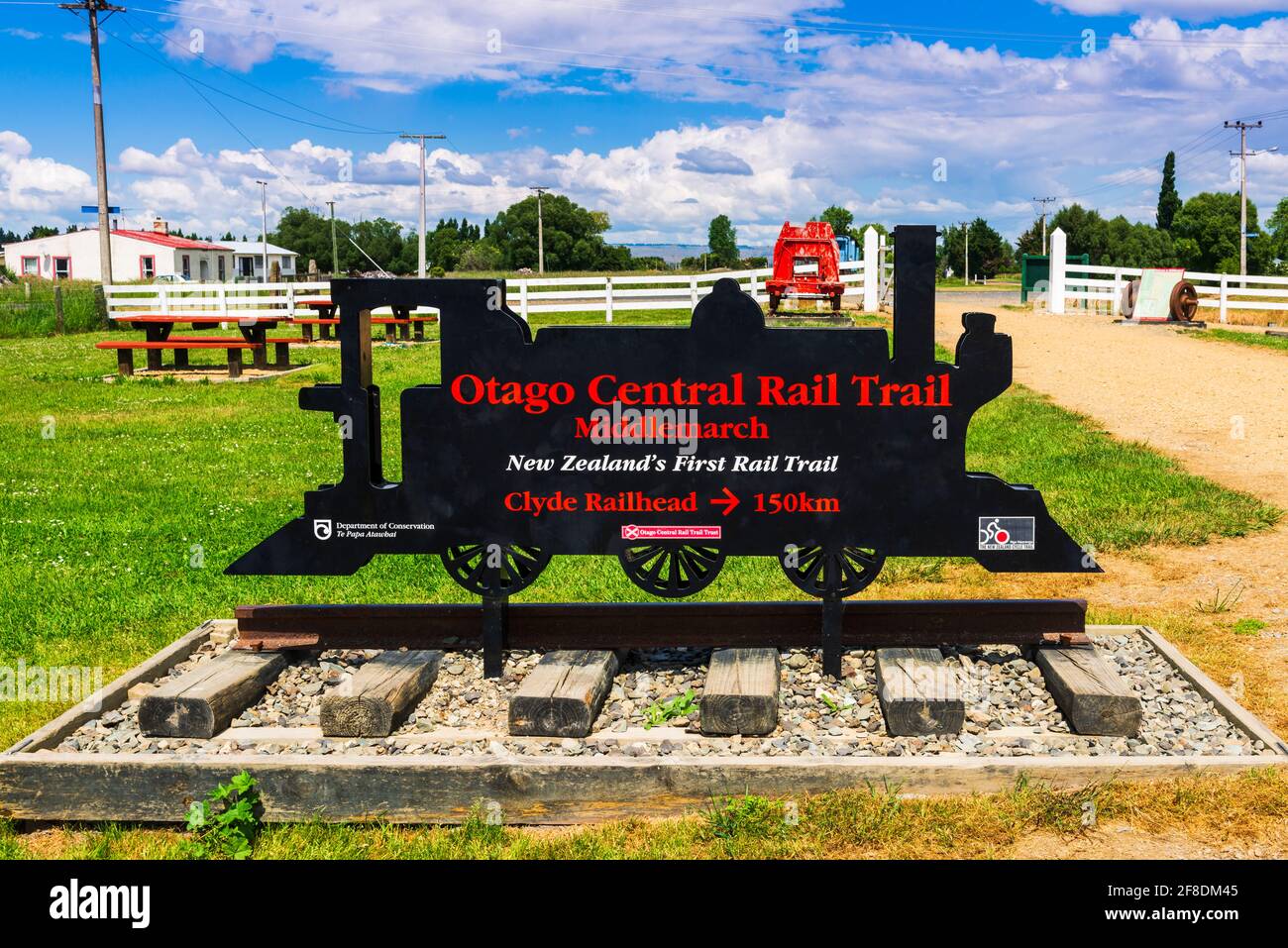 Schild am Anfang des Otago Central Rail Trail, Middlemarch, Otago, South Island, Neuseeland Stockfoto