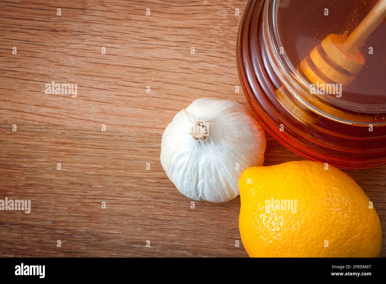 Volksheilmittel gegen Grippe und Erkältung, stärken die Immunität im Winter und alternative Medizin Konzept mit Nahaufnahme auf einem Glas Honig mit Honig Stockfoto