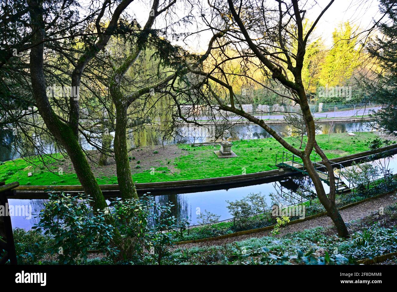 Toller Amwell Pool - eine von Menschen gemachte Insel und ein Fluss während des Sonnenuntergangs Stockfoto