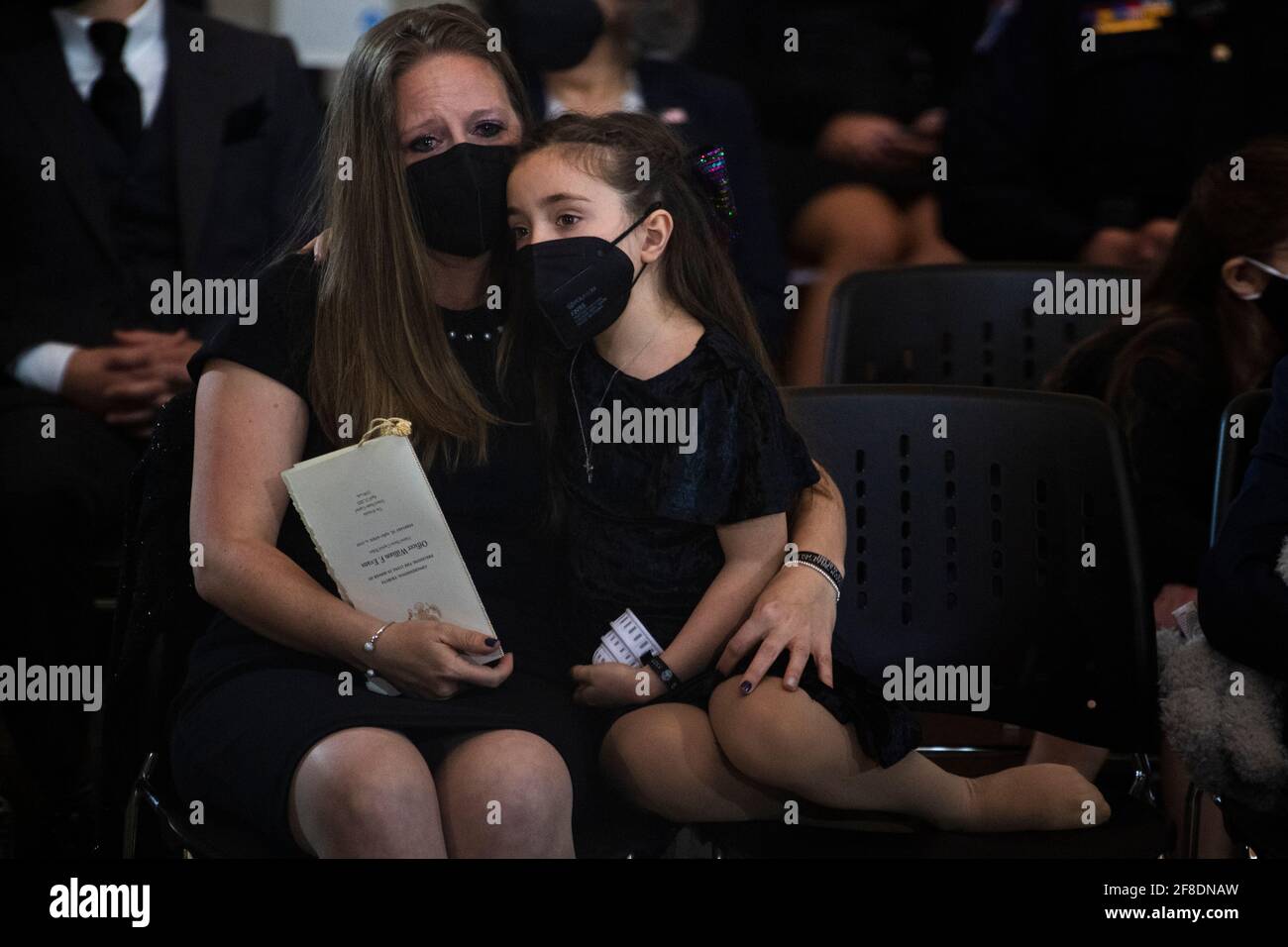 Usa. April 2021. Abigail Evans, 7, die Tochter des US-Polizeibeamten William „Billy“ Evans und ihrer Mutter Shannon Terranova, zollen am Dienstag, den 13. April 2021, in der Capitol Rotunde in Washington, DC, Respekt, da seine Überreste zu Ehren liegen. Evans wurde getötet, als ein Fahrer am 2. April 2021 die nördliche Barrikade des Kapitols rammte. Quelle: Tom Williams/Pool Via Cnp/Media Punch/Alamy Live News Stockfoto