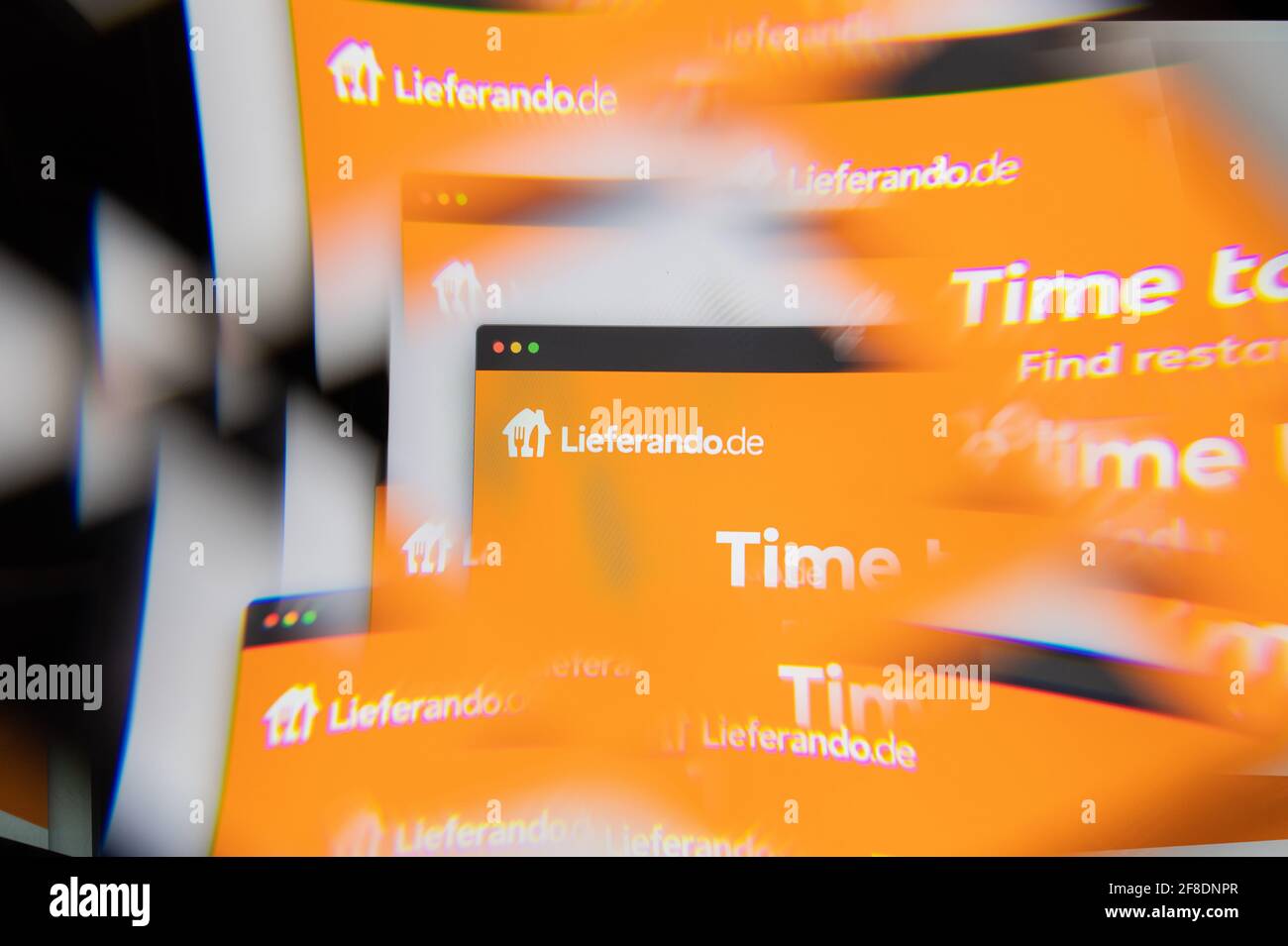 Mailand, Italien - 10. APRIL 2021: Lieferando lieferando.de-Logo auf dem Laptop-Bildschirm durch ein optisches Prisma gesehen. Illustratives redaktionelles Bild von Liefera Stockfoto