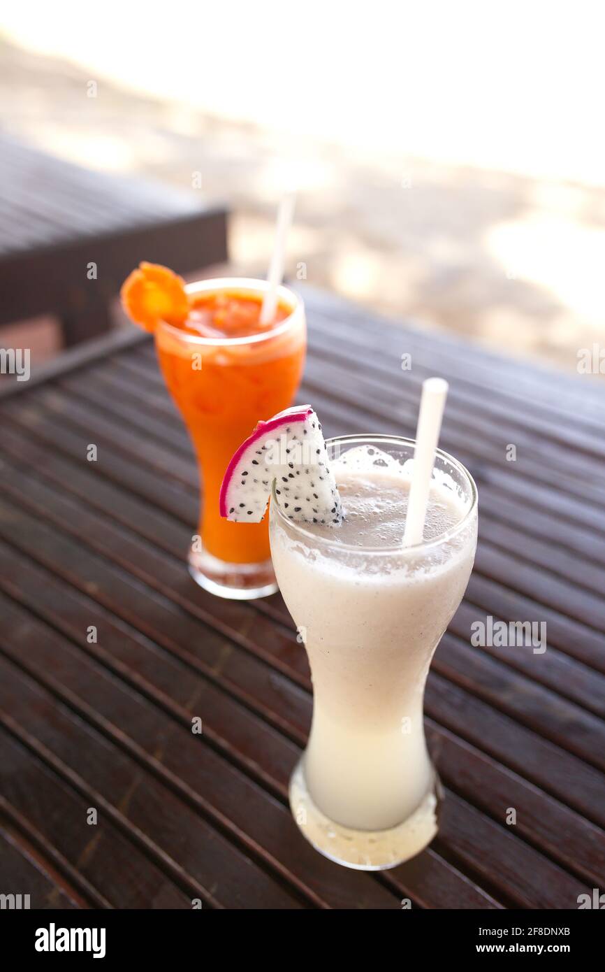 Smoothie-Gläser mit frischem Obst auf einem Holzstuhl Stockfoto