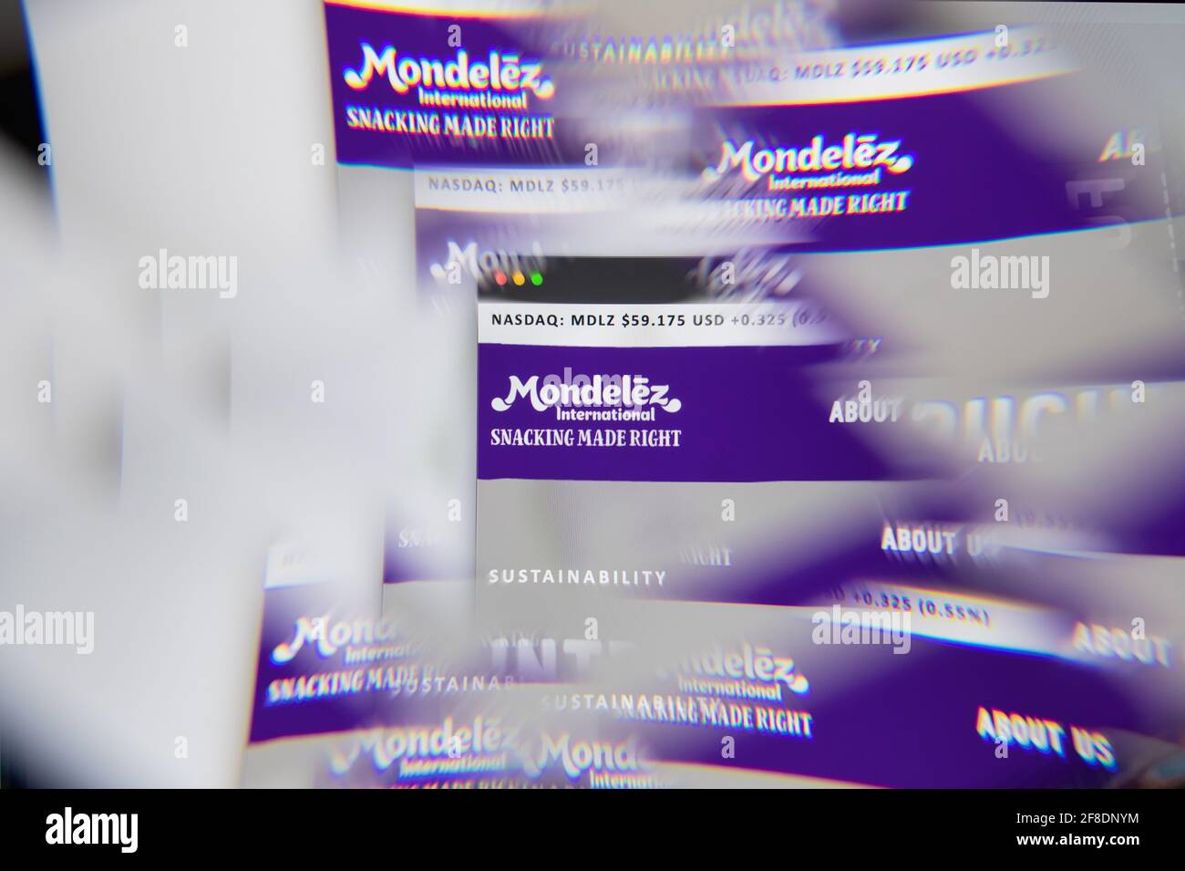 Mailand, Italien - 10. APRIL 2021: Mondelez-Logo auf dem Laptop-Bildschirm durch ein optisches Prisma gesehen. Illustratives redaktionelles Bild von der Mondelez-Website. Stockfoto