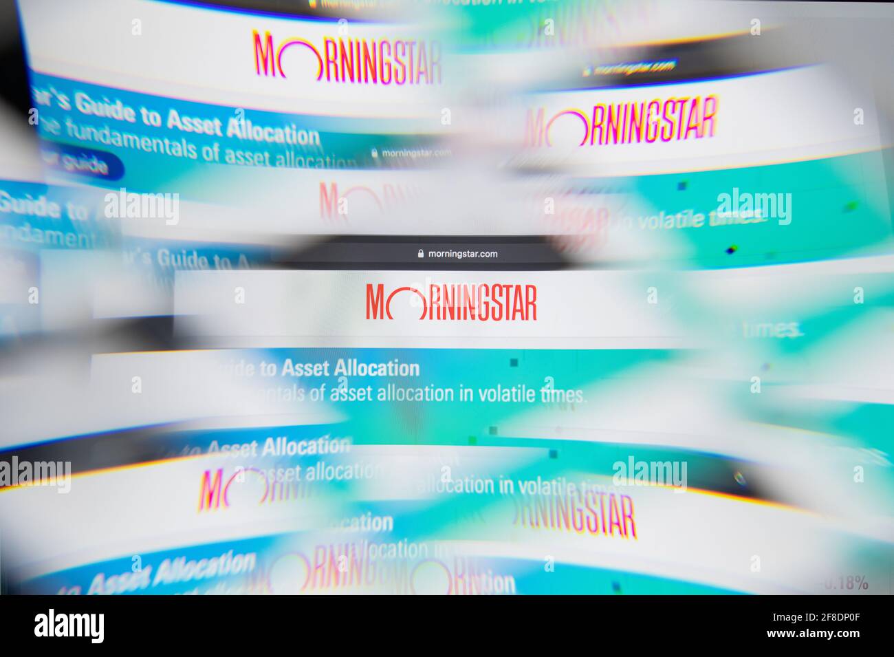 Mailand, Italien - 10. APRIL 2021: MORNINGSTARCOM-Logo auf dem Laptop-Bildschirm durch ein optisches Prisma gesehen. Illustratives redaktionelles Bild von MORNINGSTARCOM We Stockfoto
