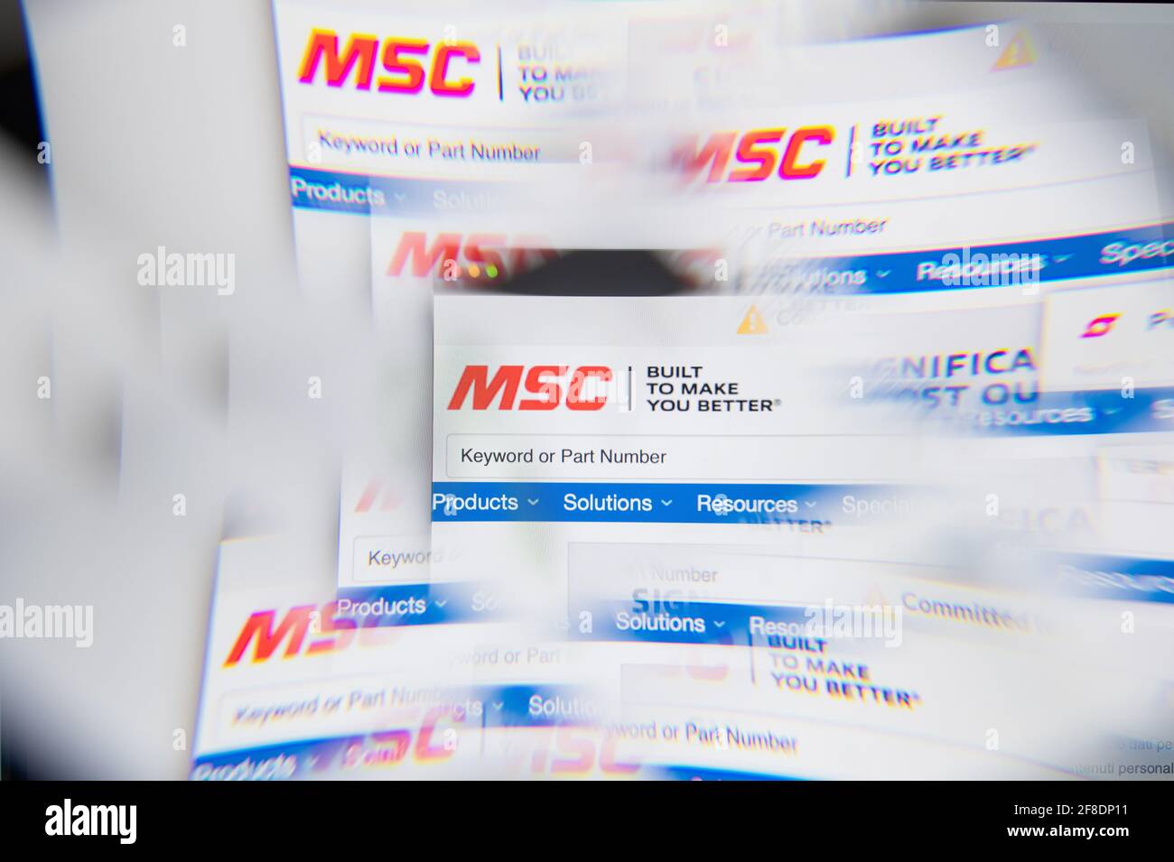 Mailand, Italien - 10. APRIL 2021: MSC Industrial Direct-Logo auf dem Laptop-Bildschirm durch ein optisches Prisma gesehen. Illustratives redaktionelles Bild von MSC Indust Stockfoto