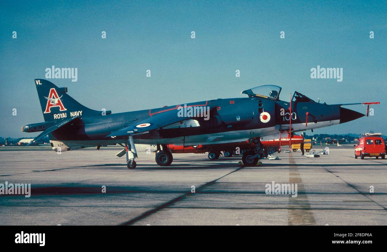 AJAXNETPHOTO. 1970ER (CA.). YEOVILTON, ENGLAND. - SEA HARRIER VON 800 GESCHWADER ROYAL NAVY AUF DEM VORFELD MIT OFFENEM COCKPIT. FOTO:VIV TOWNLEY/AJAX REF:22412 2 Stockfoto