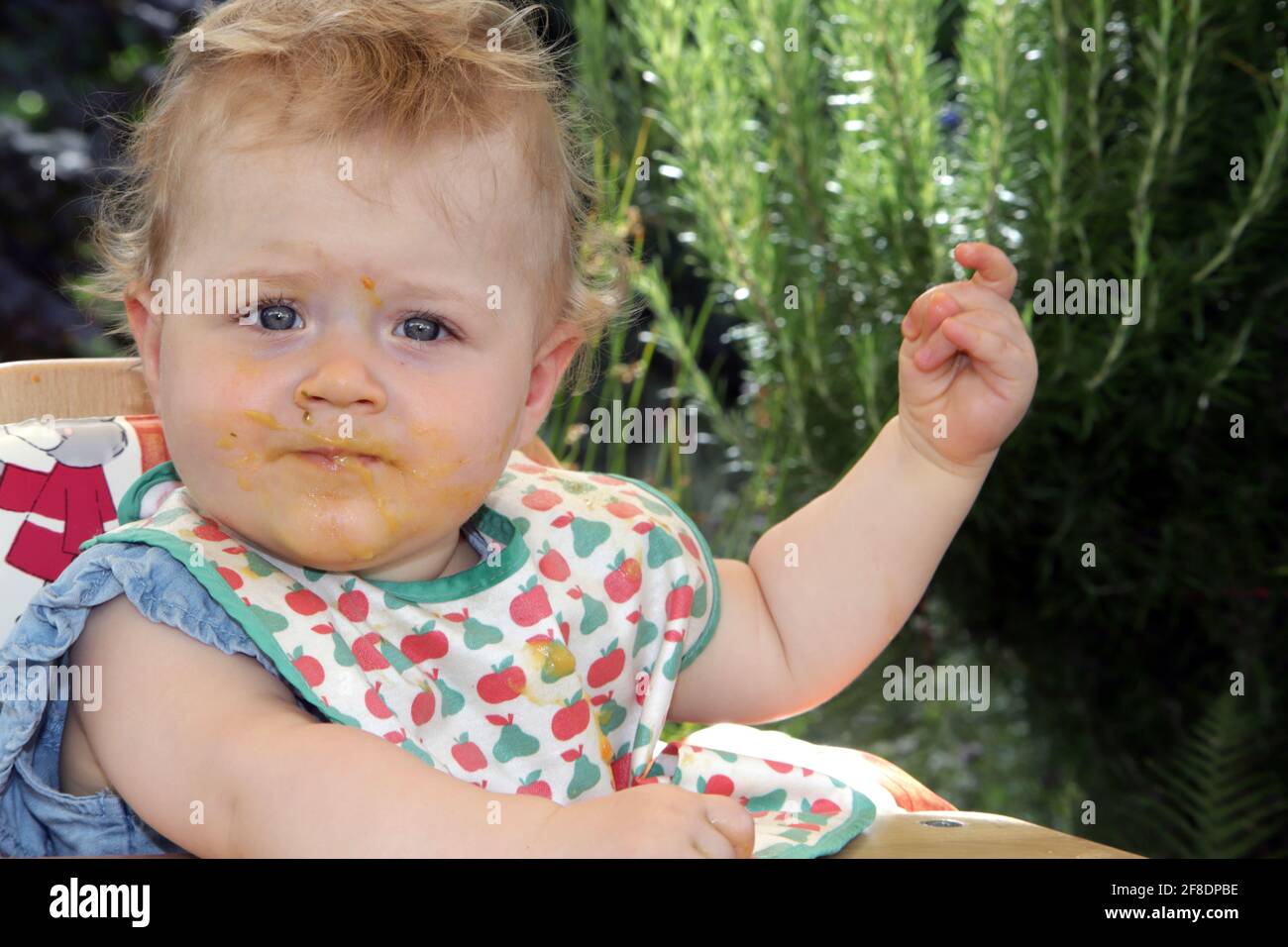 Portrait eine kleine Mädchen mit Essensreste vom füttern um den Mund Stockfoto