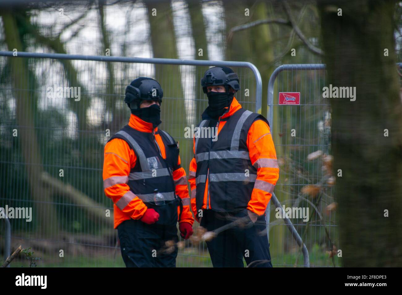 Aylesbury Valle, Großbritannien. April 2021. Black Onyx Sicherheit im Wald. HS2 waren zurück in den alten Wäldern von Jones Hill Wood heute fällten Bäume. Umweltaktivisten, die versuchen, Jones Hill Wood zu schützen, ergreifen rechtliche Schritte gegen Natural England, das die Lizenz an HS2 Fell Jones Hill Wood erteilt hat, obwohl es seltene Barbaren Fledermäuse im Holz hat. Die umstrittene und massiv über den Budget verfegte High Speed 2-Bahnverbindung von London nach Birmingham macht eine riesige Narbe über die Chilterns, die eine AONB ist. Quelle: Maureen McLean/Alamy Stockfoto