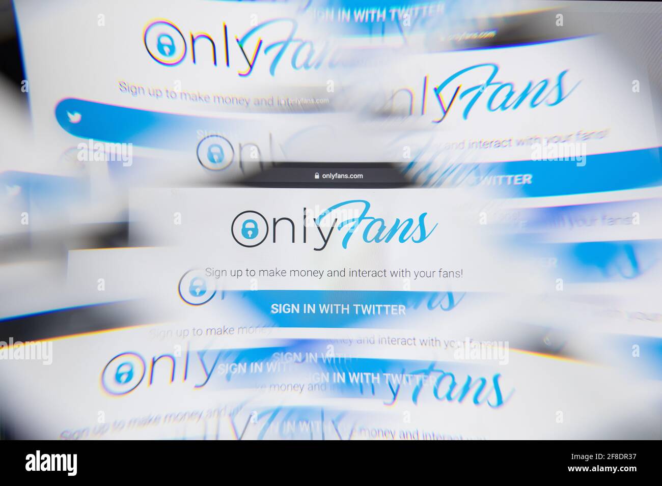 Mailand, Italien - 10. APRIL 2021: Logo von ONLYFANS.COM Fans auf dem Laptop-Bildschirm, das durch ein optisches Prisma gesehen wird. Illustratives redaktionelles Bild von ONLYFANS.C Stockfoto