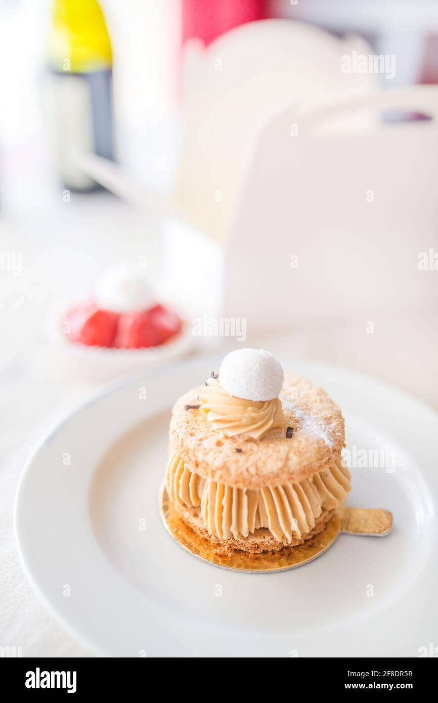 Dessert süßer Kuchen auf weißem Teller Stockfoto