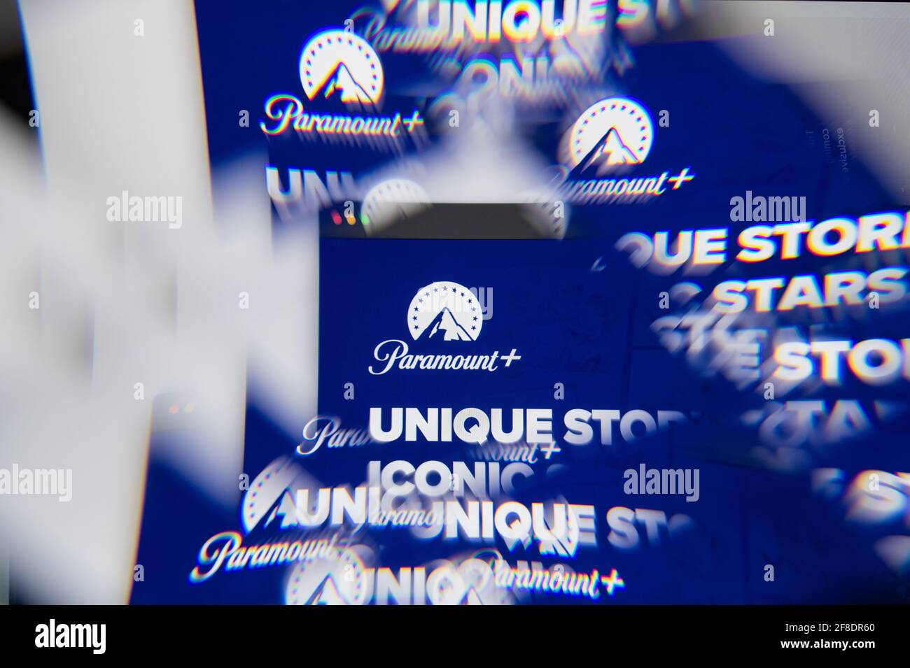 Mailand, Italien - 10. APRIL 2021: Paramount Plus Website-Logo auf dem Laptop-Bildschirm durch ein optisches Prisma gesehen. Illustratives redaktionelles Bild von Paramount Stockfoto
