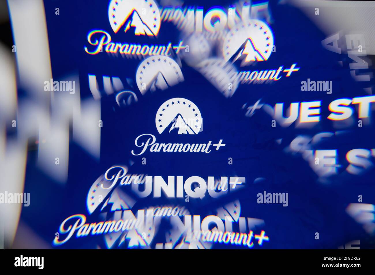 Mailand, Italien - 10. APRIL 2021: Paramount Plus Website-Logo auf dem Laptop-Bildschirm durch ein optisches Prisma gesehen. Illustratives redaktionelles Bild von Paramount Stockfoto