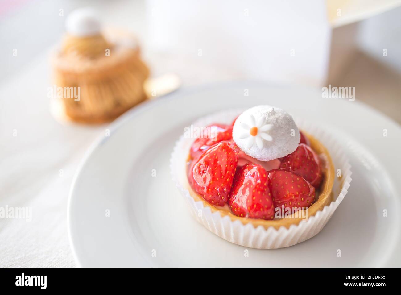 Dessert süßer Kuchen auf weißem Teller Stockfoto