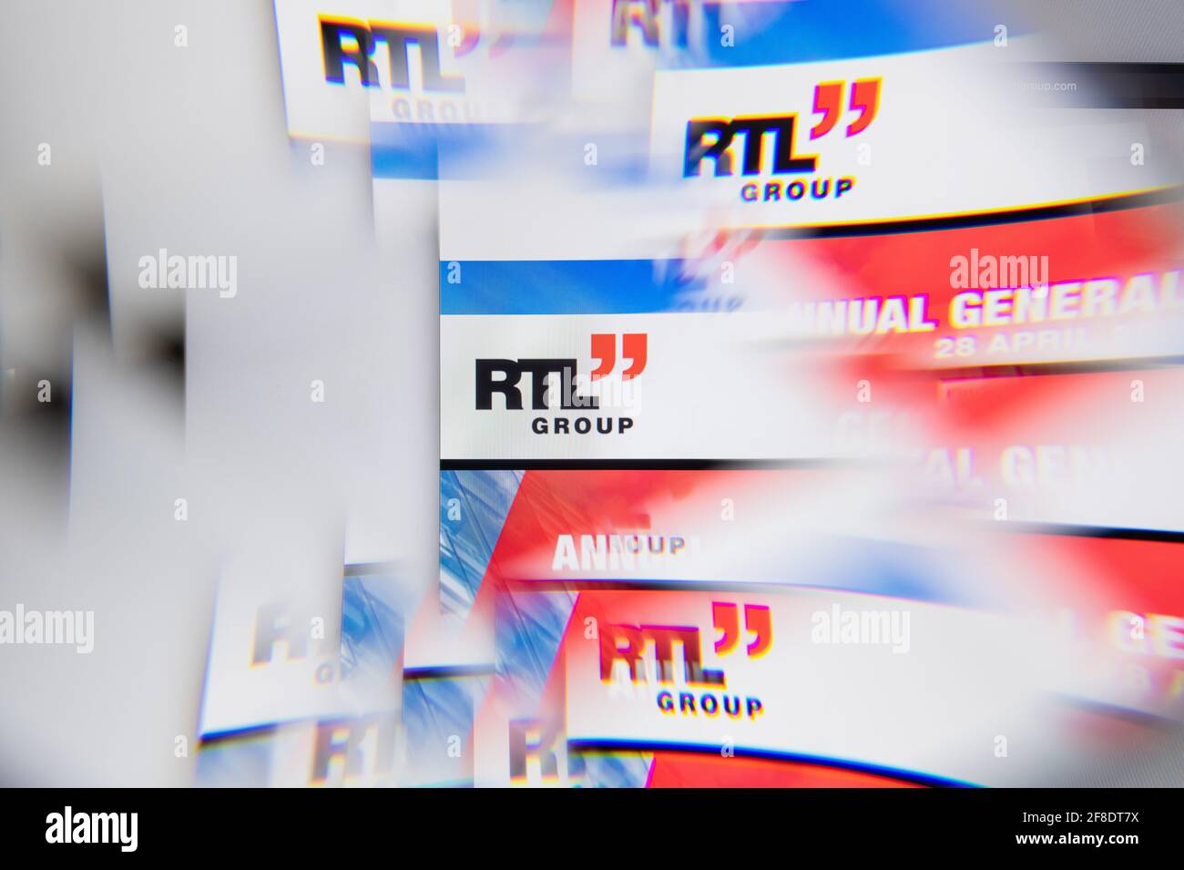 Mailand, Italien - 10. APRIL 2021: Logo der RTL Group auf dem Laptop-Bildschirm durch ein optisches Prisma gesehen. Illustratives redaktionelles Bild von der Website der RTL Group. Stockfoto