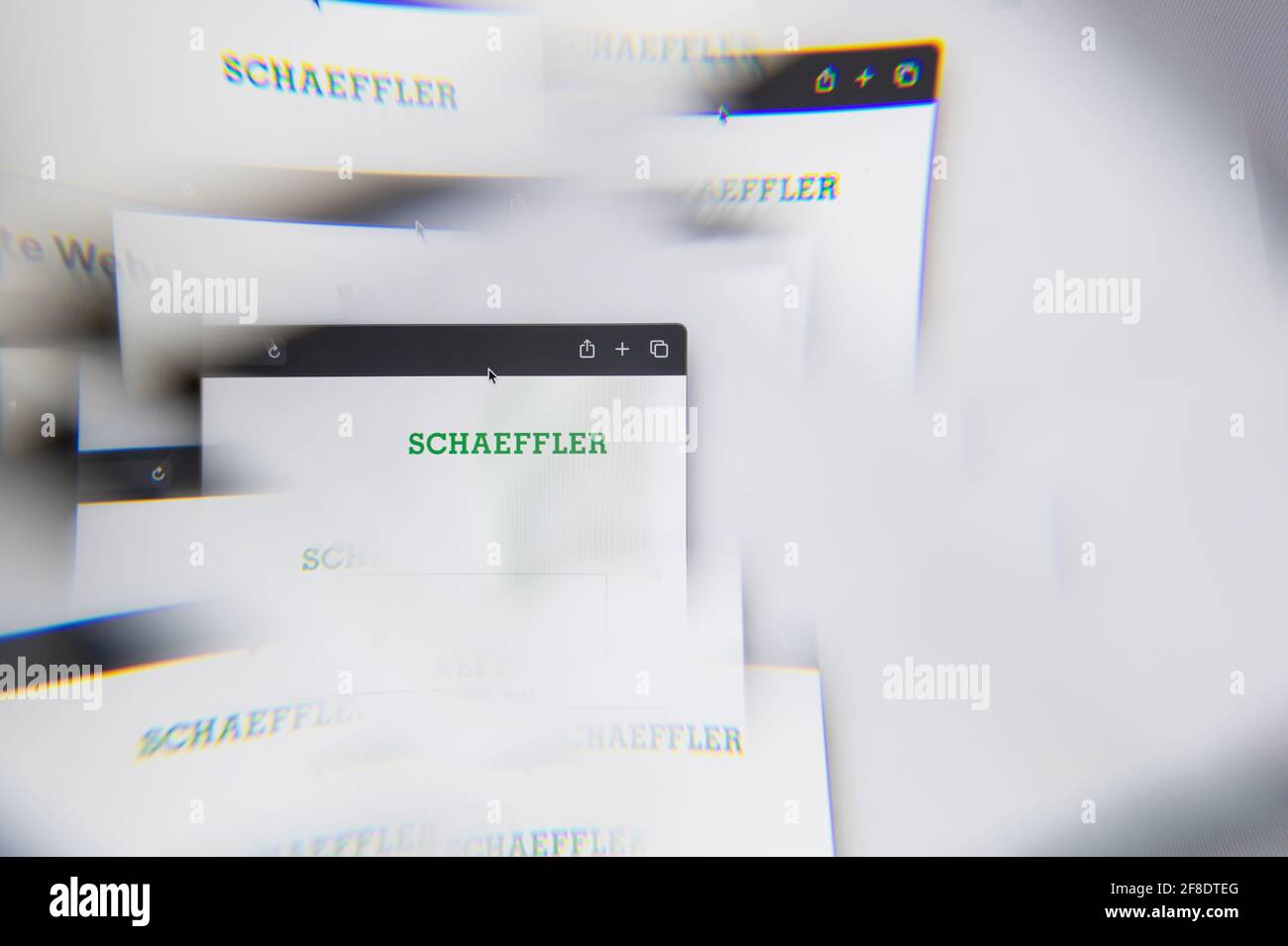 Mailand, Italien - 10. APRIL 2021: Schaeffler-Logo auf dem Laptop-Bildschirm durch ein optisches Prisma gesehen. Illustratives redaktionelles Bild von der Schaeffler Website. Stockfoto