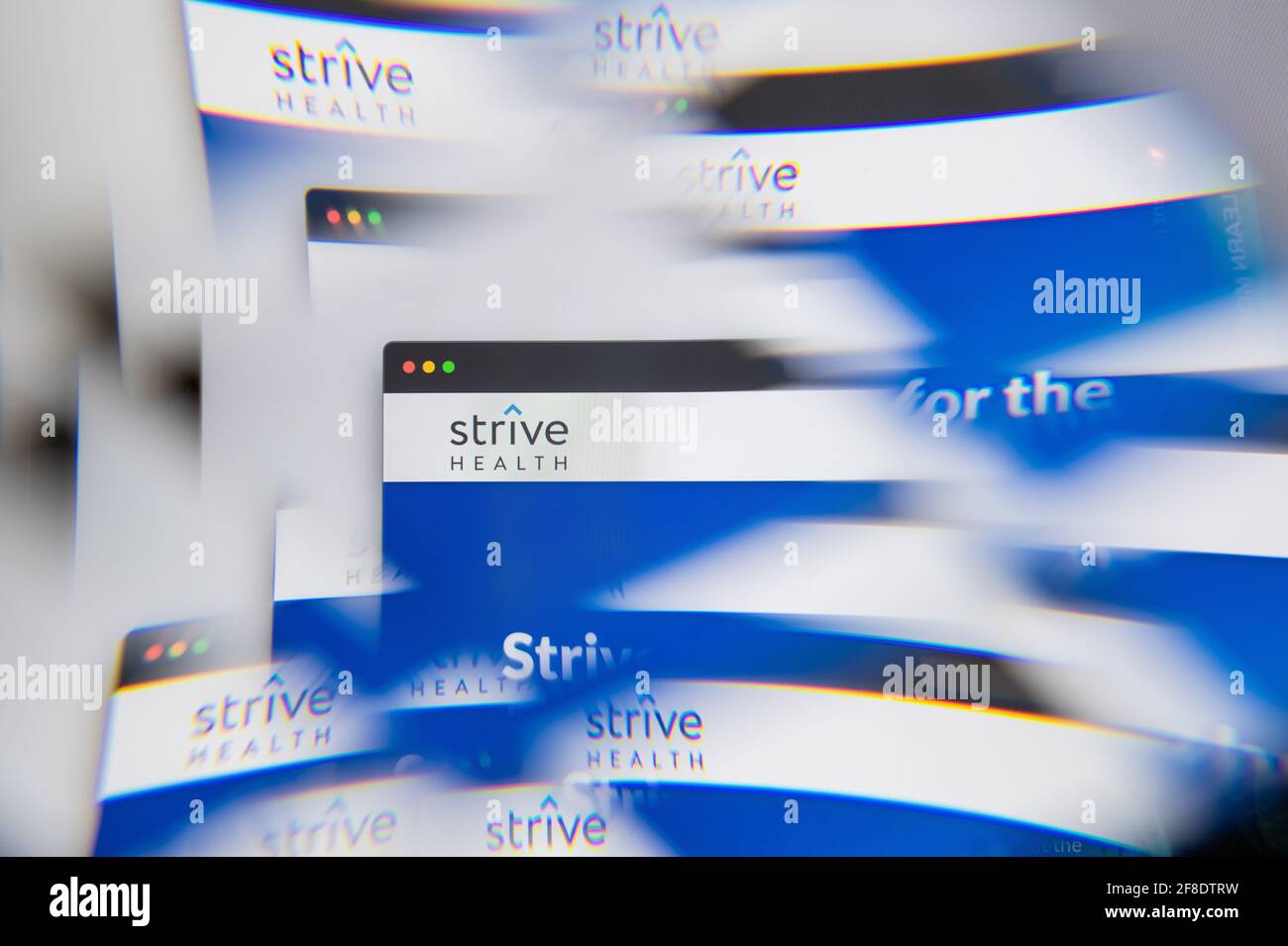 Mailand, Italien - 10. APRIL 2021: Strive Health-Logo auf dem Laptop-Bildschirm durch ein optisches Prisma gesehen. Illustratives redaktionelles Bild von Strive Health Webs Stockfoto