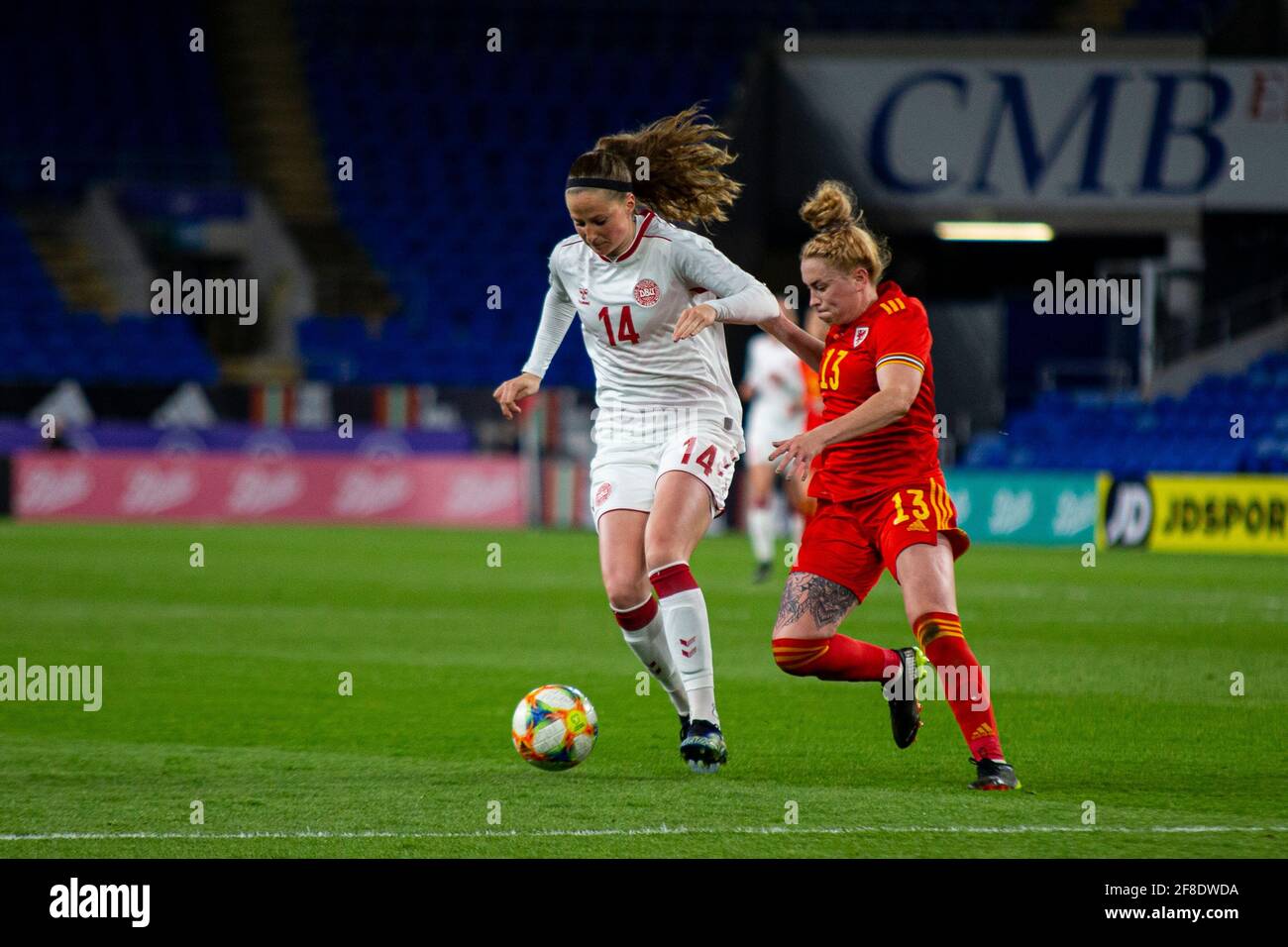 Nicoline Sørensen aus Dänemark im Kampf gegen Rachel Rowe of Wales Wales / Dänemark International Women's Friendly at the Cardiff Stadtstadion auf der Stockfoto