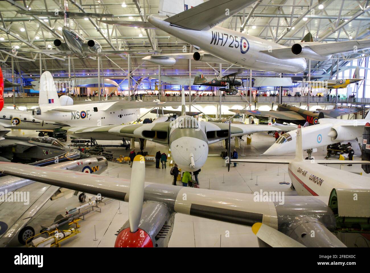 Flugzeug im Luftraum-Hangar im Imperial war Museum, Duxford, Cambridgeshire, Großbritannien, mit Avro Vulcan Bomber XJ824 in der Mitte. Ausstellungen Stockfoto