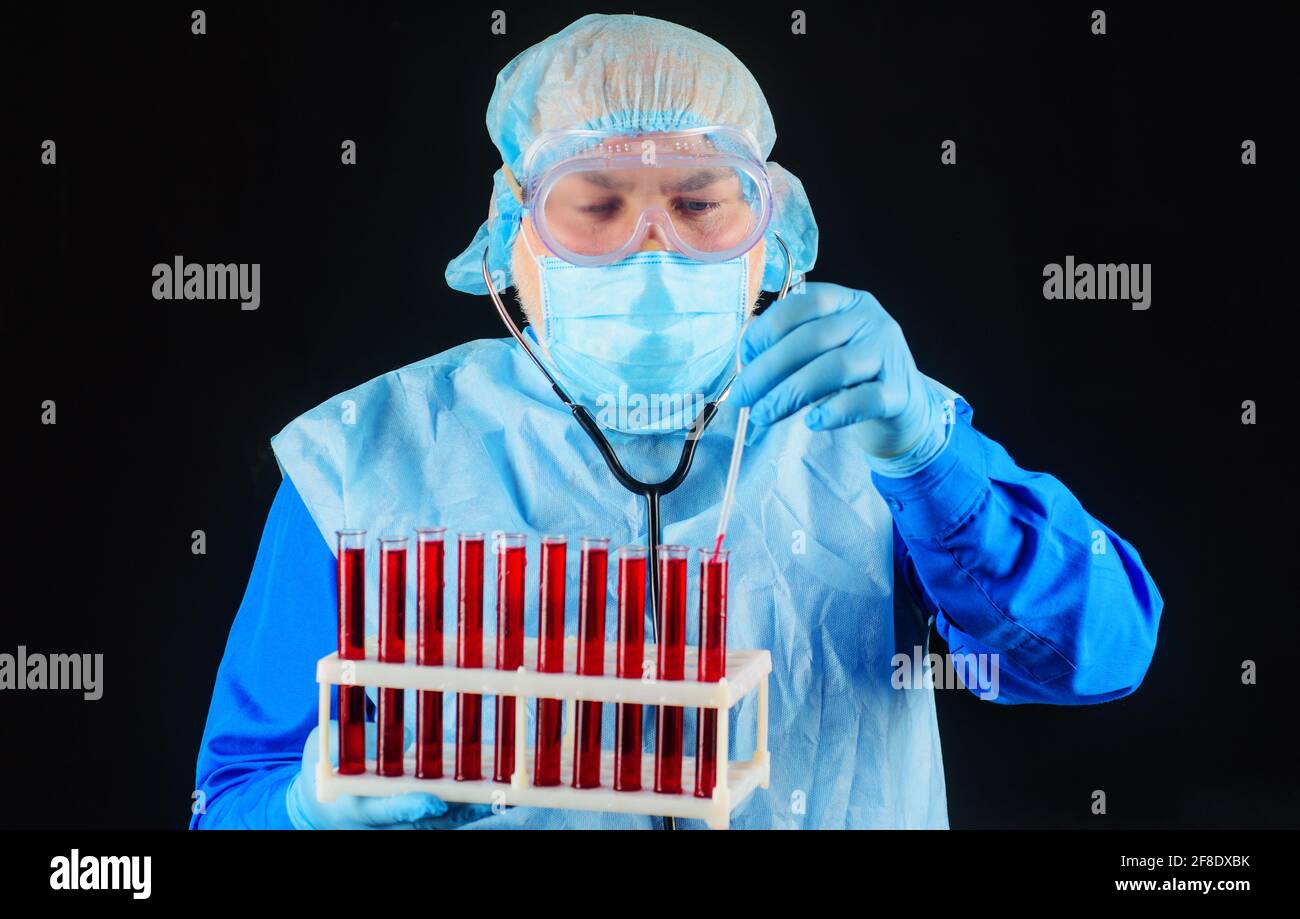 Der Arzt arbeitet mit der Blutprobe. Wissenschaftler mit Reagenzgläsern. Laborforschung. Stockfoto