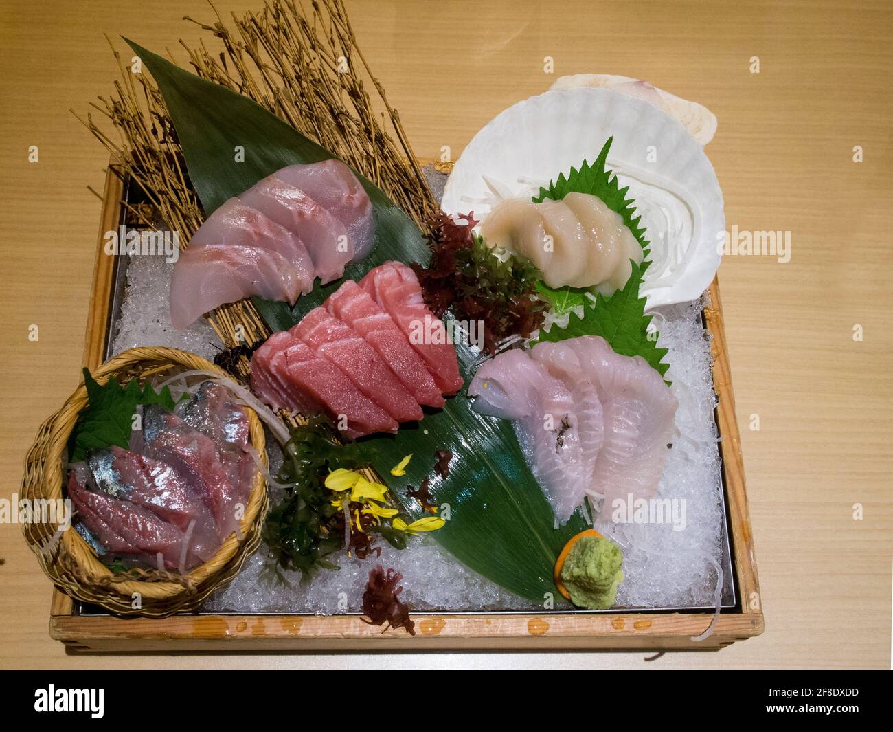 Japanisches Gericht mit rohem Fisch Stockfoto