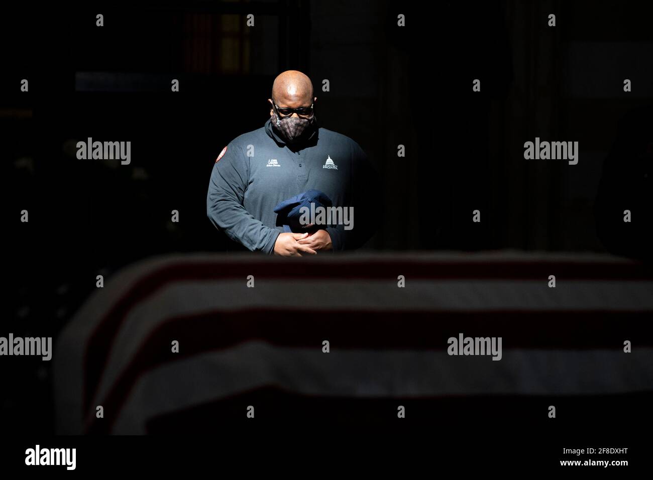 Washington, USA. April 2021. USA - 13. April: Ein Architekt des Kapitolarbeiters zahlt dem verstorbenen US-Polizeibeamten William 'Billy' Evans seine Anerkennung, als er am Dienstag, dem 13. April 2021, im Capitol in Washington zu Ehren liegt. Shaver wurde am 2. April 2021 bei einem gewaltsamen Vorfall an einer Sicherheitskontrolle auf dem Gelände des Capitol verletzt. (Foto von Caroline Brehman/Pool/Sipa USA) Quelle: SIPA USA/Alamy Live News Stockfoto