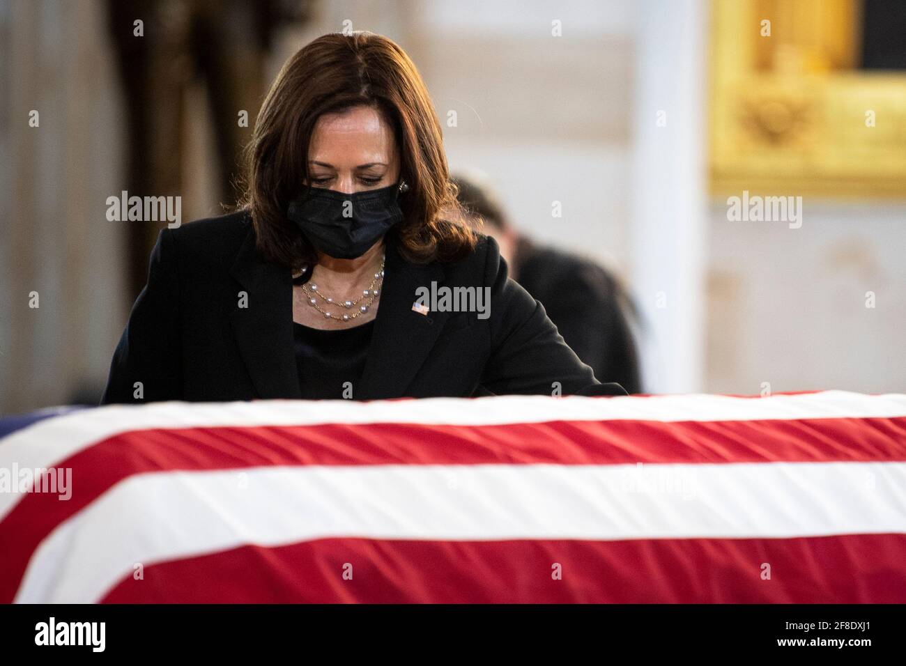 Washington, USA. April 2021. USA - 13. April: Vizepräsidentin Kamala Harris würdigt den verstorbenen US-Polizeibeamten William 'Billy' Evans, der am Dienstag, dem 13. April 2021, im Capitol in Washington zu Ehren liegt. Evans wurde am 2. April 2021 bei einem gewaltsamen Vorfall an einer Sicherheitskontrolle auf dem Gelände des Kapitols getötet. (Foto von Caroline Brehman/Pool/Sipa USA) Quelle: SIPA USA/Alamy Live News Stockfoto