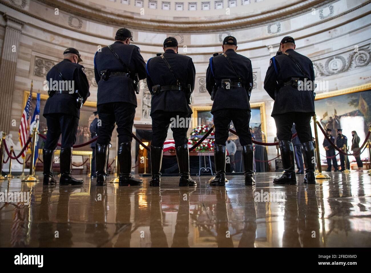Washington, USA. April 2021. USA - 13. April: Mitglieder der US Capitol Police zollen dem verstorbenen US Capitol Police Officer William 'Billy' Evans Respekt, als er am Dienstag, dem 13. April 2021, im Capitol in Washington zu Ehren liegt. Evans wurde am 2. April 2021 bei einem gewaltsamen Vorfall an einer Sicherheitskontrolle auf dem Gelände des Kapitols getötet. (Foto von Caroline Brehman/Pool/Sipa USA) Quelle: SIPA USA/Alamy Live News Stockfoto