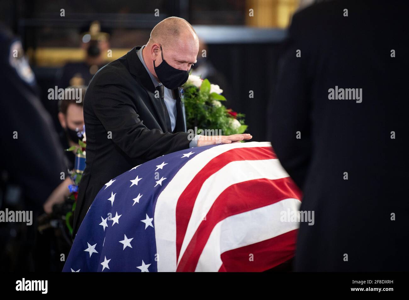 Washington, USA. April 2021. USA - 13. April: Kenny Shaver, Polizeibeamter des US-Kapitols, würdigt den verstorbenen US-Polizeibeamten William 'Billy' Evans, als er am Dienstag, dem 13. April 2021, im Capitol in Washington zu Ehren liegt. Shaver wurde am 2. April 2021 bei einem gewaltsamen Vorfall an einer Sicherheitskontrolle auf dem Gelände des Capitol verletzt. (Foto von Caroline Brehman/Pool/Sipa USA) Quelle: SIPA USA/Alamy Live News Stockfoto